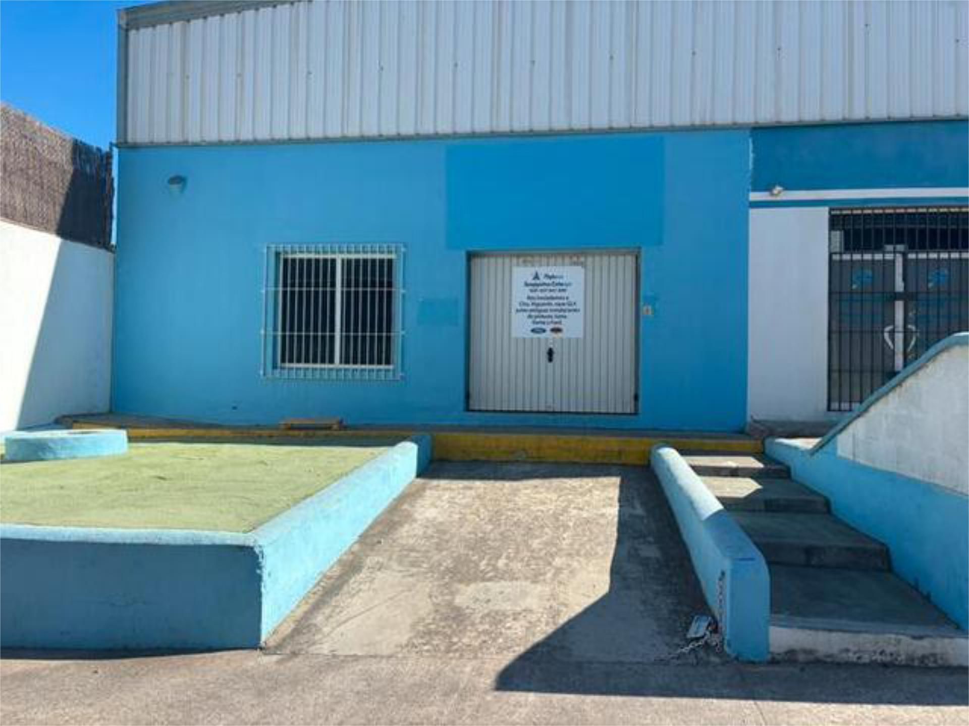 Vista exterior de Nau industrial de lloguer en La Línea de la Concepción