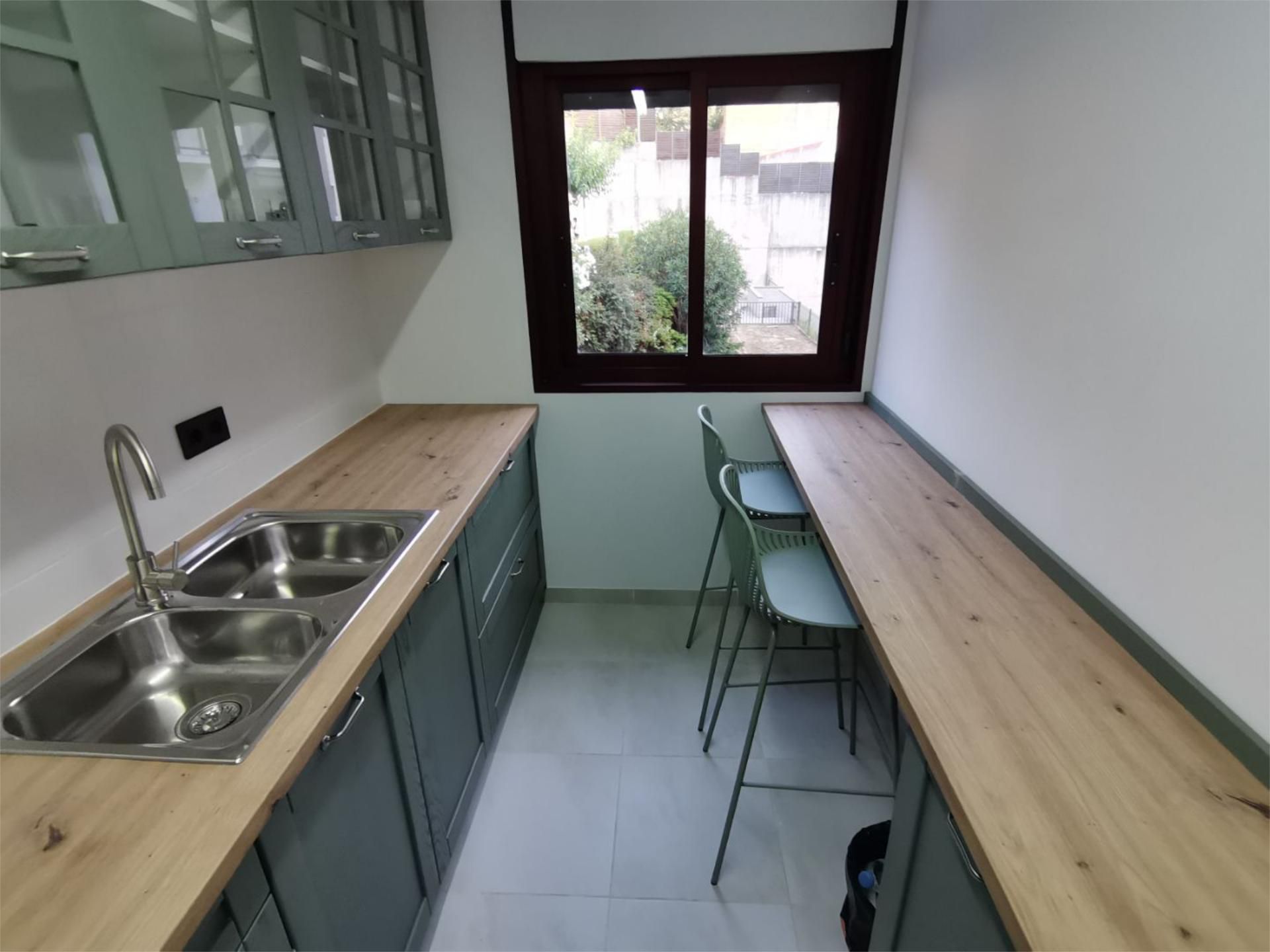 Cuina de Pis de lloguer en Tortosa amb Aire condicionat, Jardí privat i Parquet