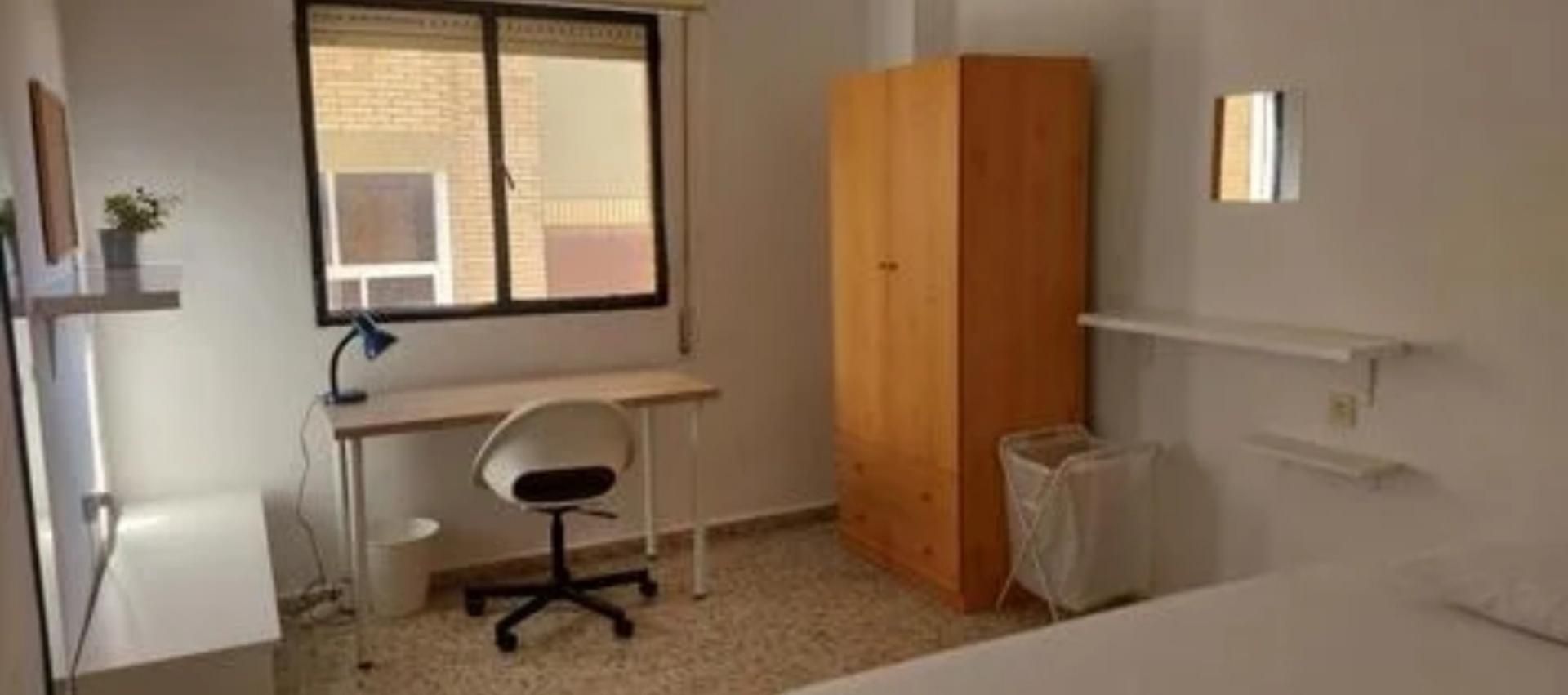 Dormitori de Pis per a compartir en Motril amb Moblat, Rentadora i Microones