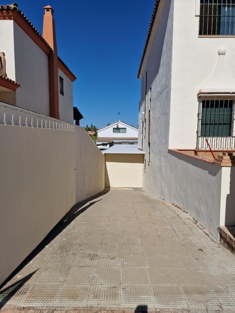Vista exterior de Casa o xalet de lloguer en Gelves amb Aire condicionat, Terrassa i Balcó