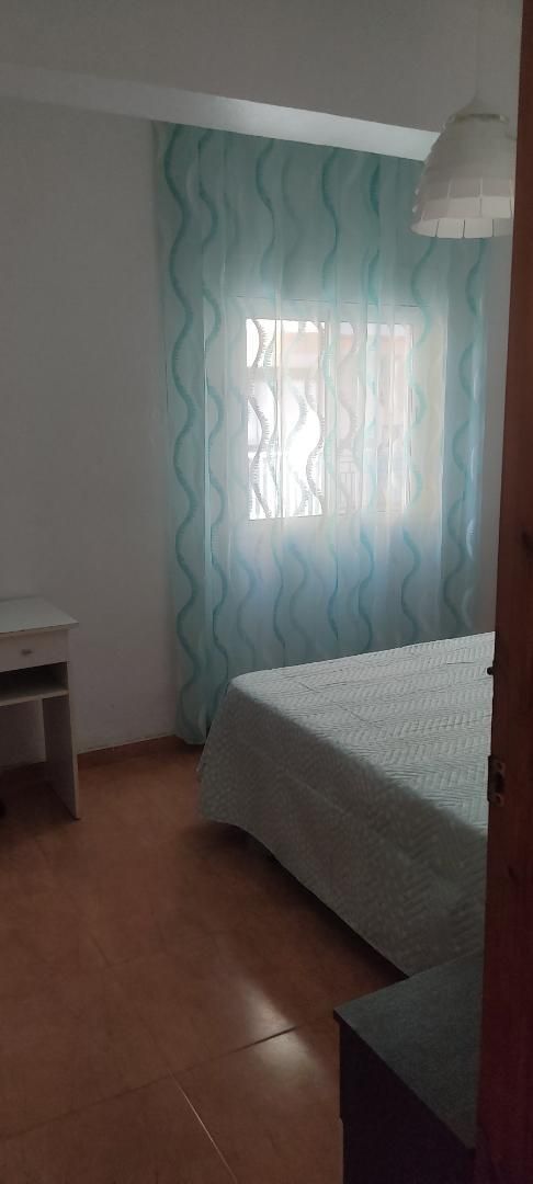 Dormitori de Pis de lloguer en  Almería Capital amb Aire condicionat, Jardí privat i Moblat