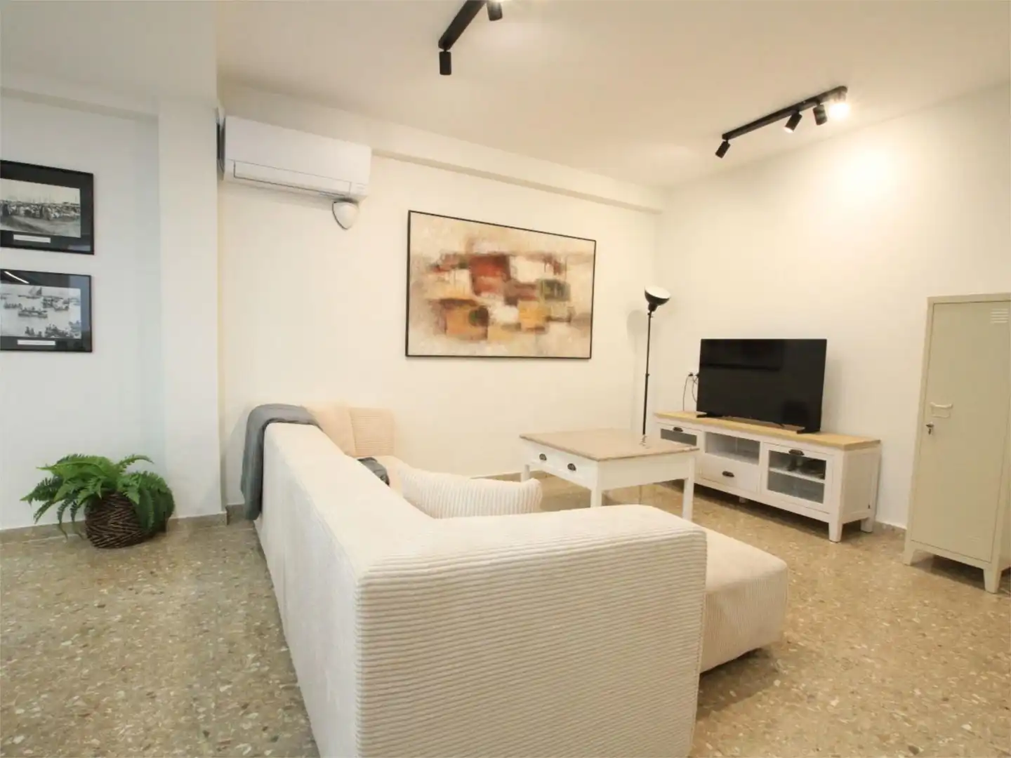 Room in Carrer de la Reina, 71, El Cabanyal - El Canyamelar Room in Carrer de la Reina, 71, El Cabanyal - El Canyamelar