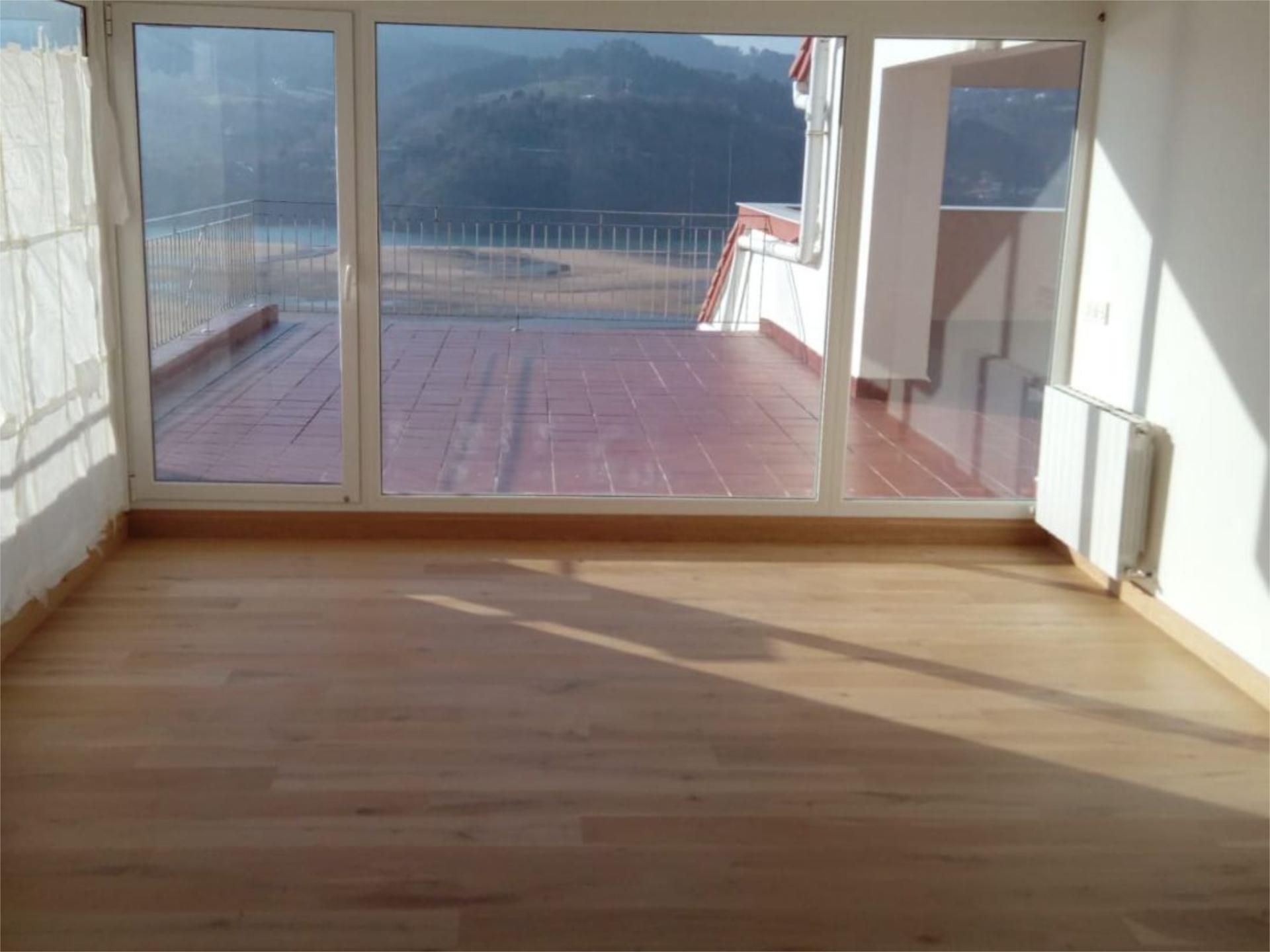Sala d'estar de Pis en venda en Ibarrangelu amb Calefacció, Jardí privat i Parquet