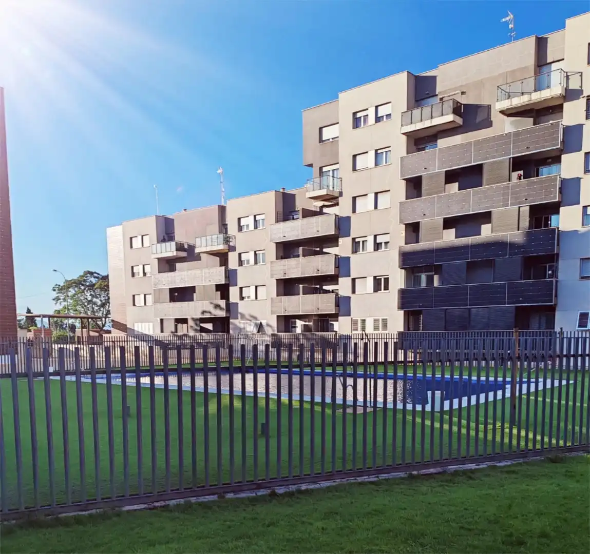 Habitación en Avenida Circunvalación, 15, Carretera de Granada - La Alcazaba Vista exterior de Piso para compartir en Alhendín con Jardín privado, Terraza y Piscina