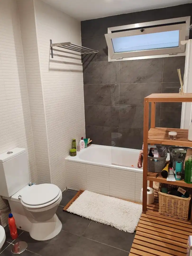 Habitación en Avenida Circunvalación, 15, Carretera de Granada - La Alcazaba Baño de Piso para compartir en Alhendín con Jardín privado, Terraza y Piscina