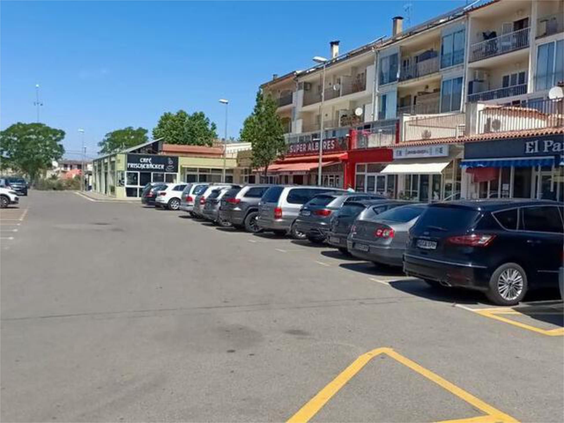 Aparcament de Local de lloguer en Empuriabrava amb Aire condicionat