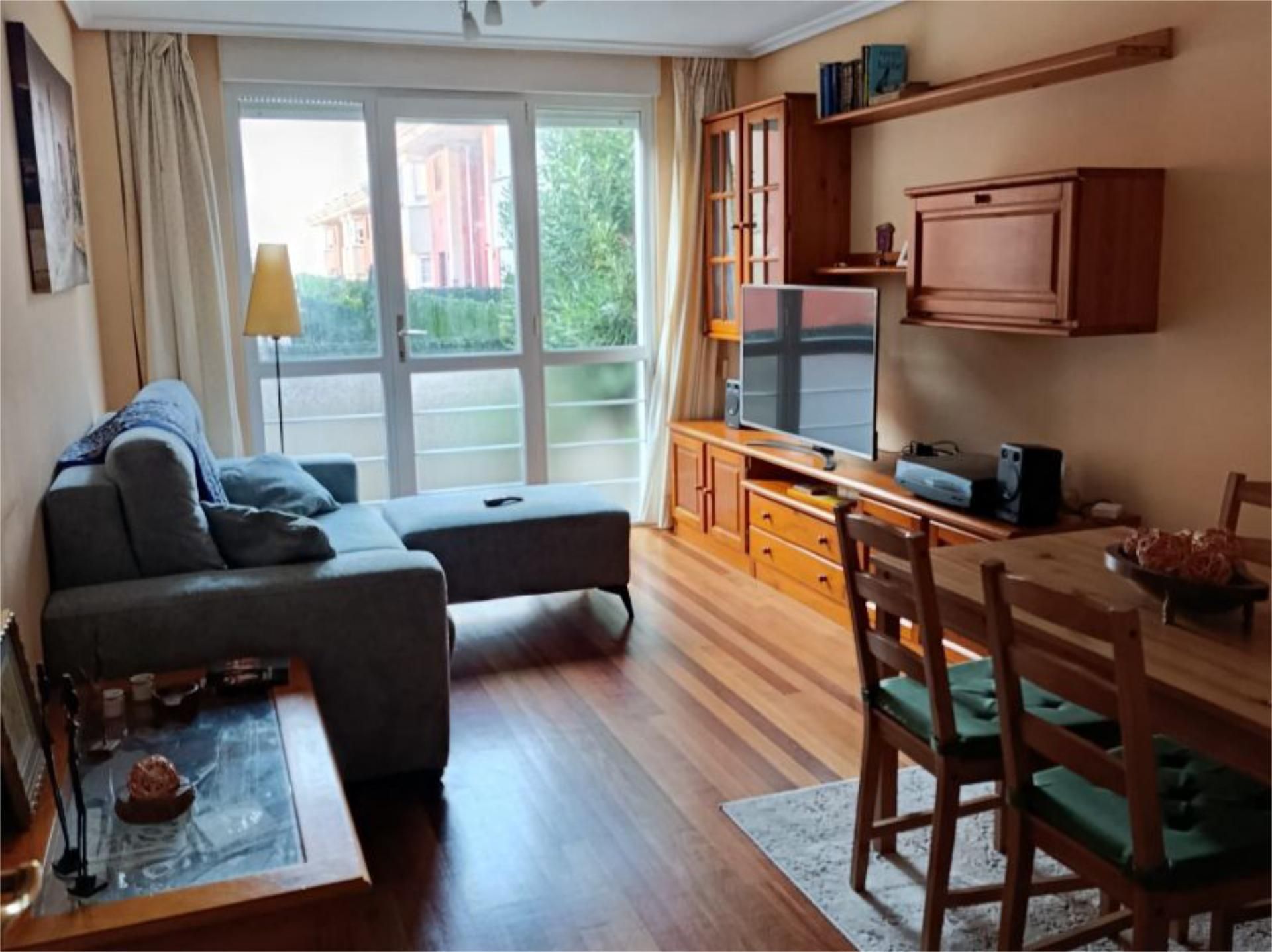 Sala de estar de Apartamento de alquiler en Piélagos con Calefacción, Parquet y Amueblado