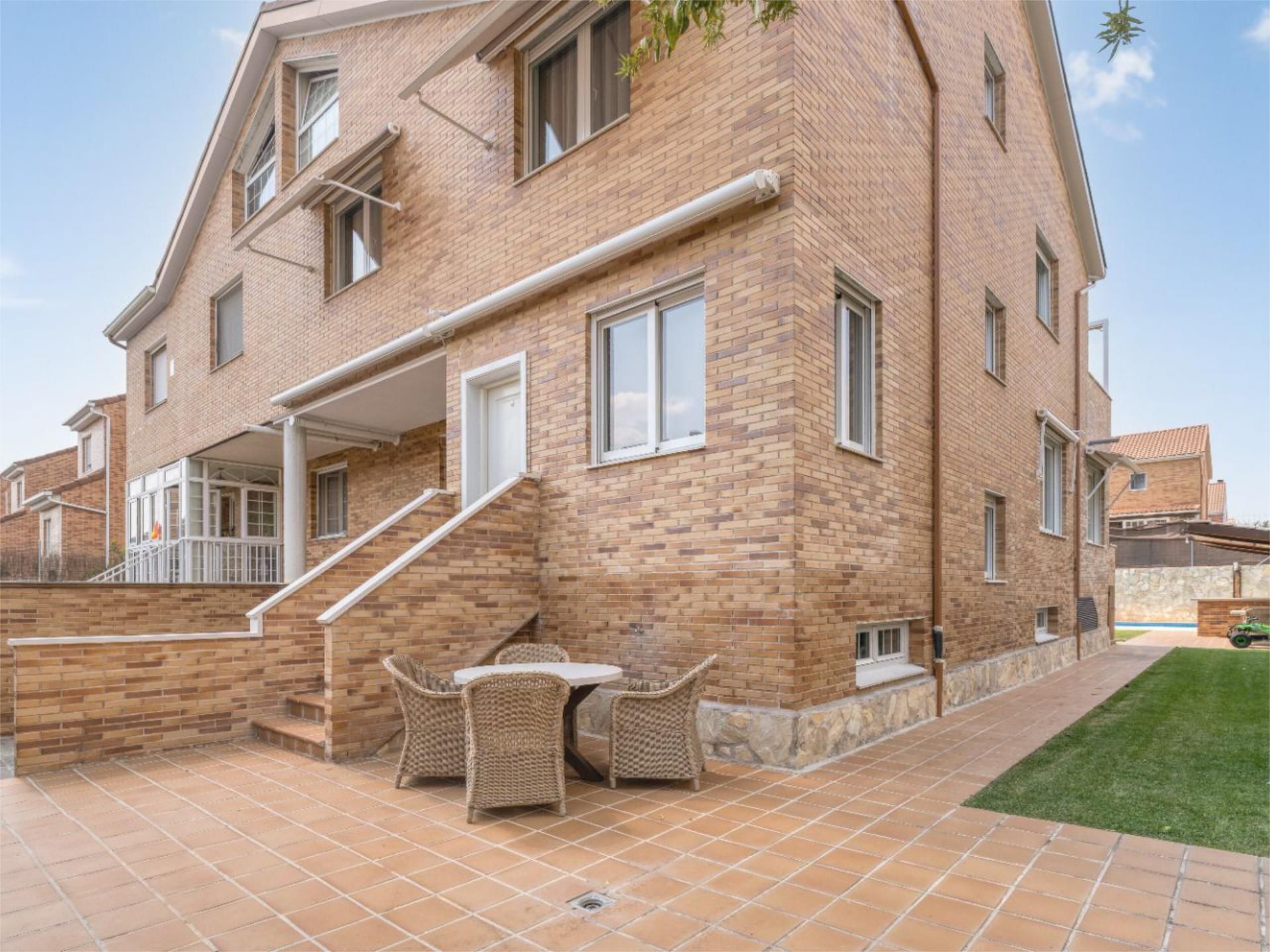 Exterior view of Flat for sale in Villanueva de la Cañada  with Air Conditioner, Heating and Private garden