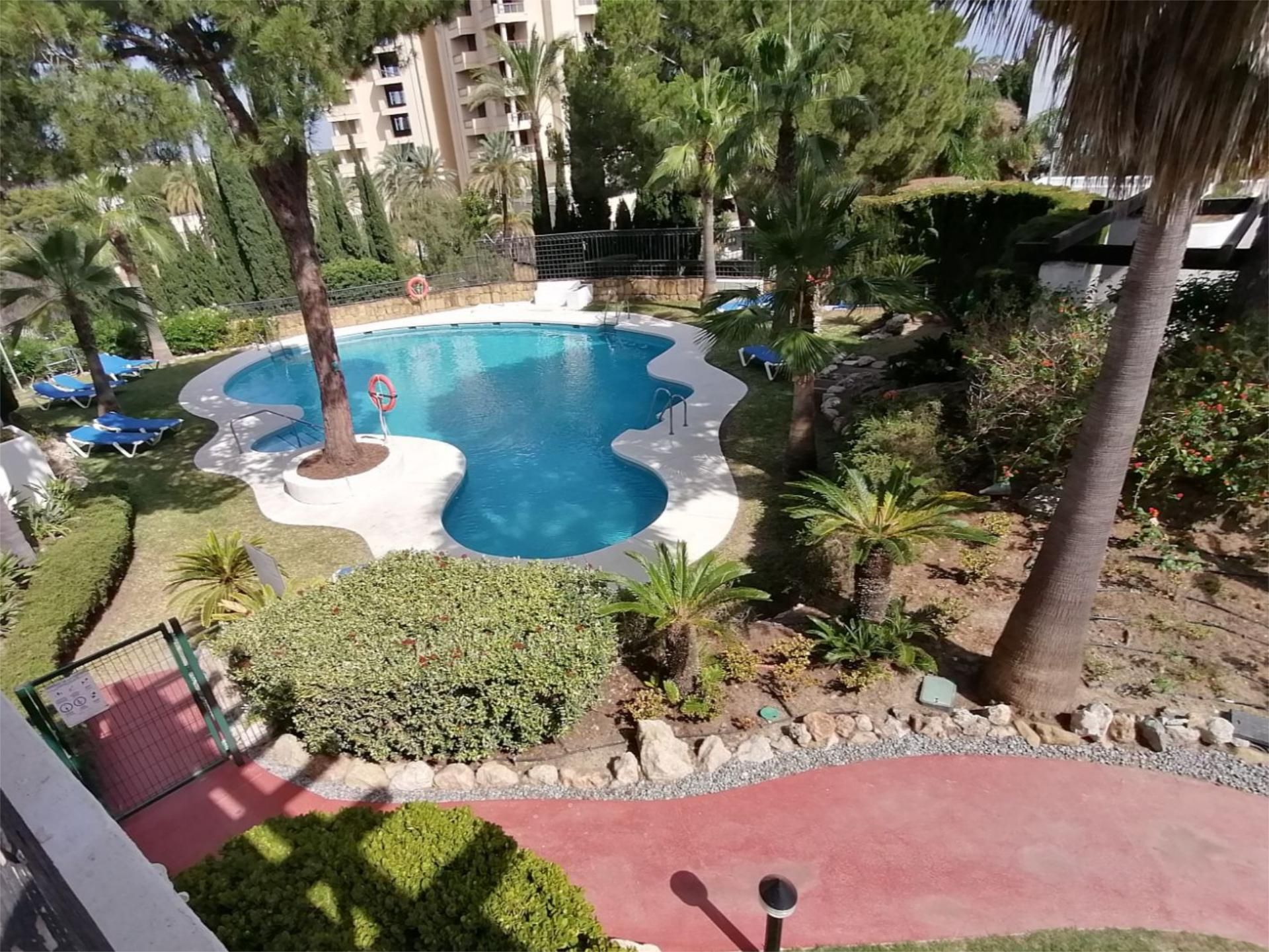 Piscina de Pis en venda en Marbella amb Aire condicionat, Terrassa i Piscina