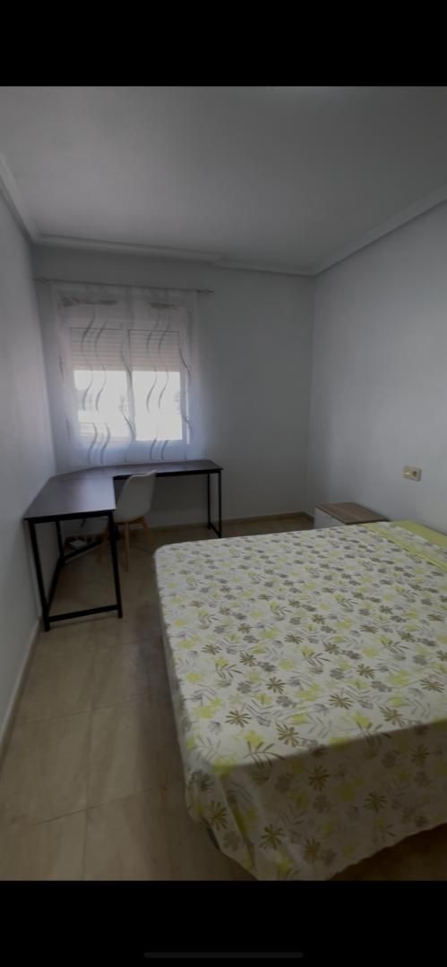 Habitación de Casa adosada para compartir en Orihuela con Parquet, Piscina y Amueblado