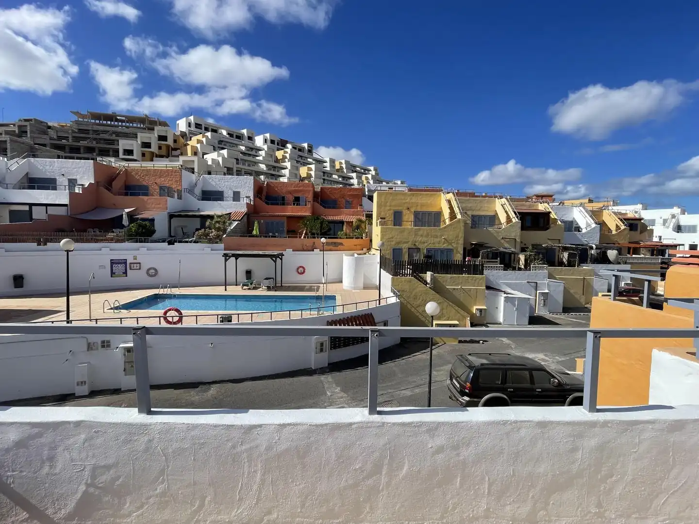 Außenansicht von Wohnung zum Verkauf in Antigua mit Privatgarten, Parkett und Terrasse