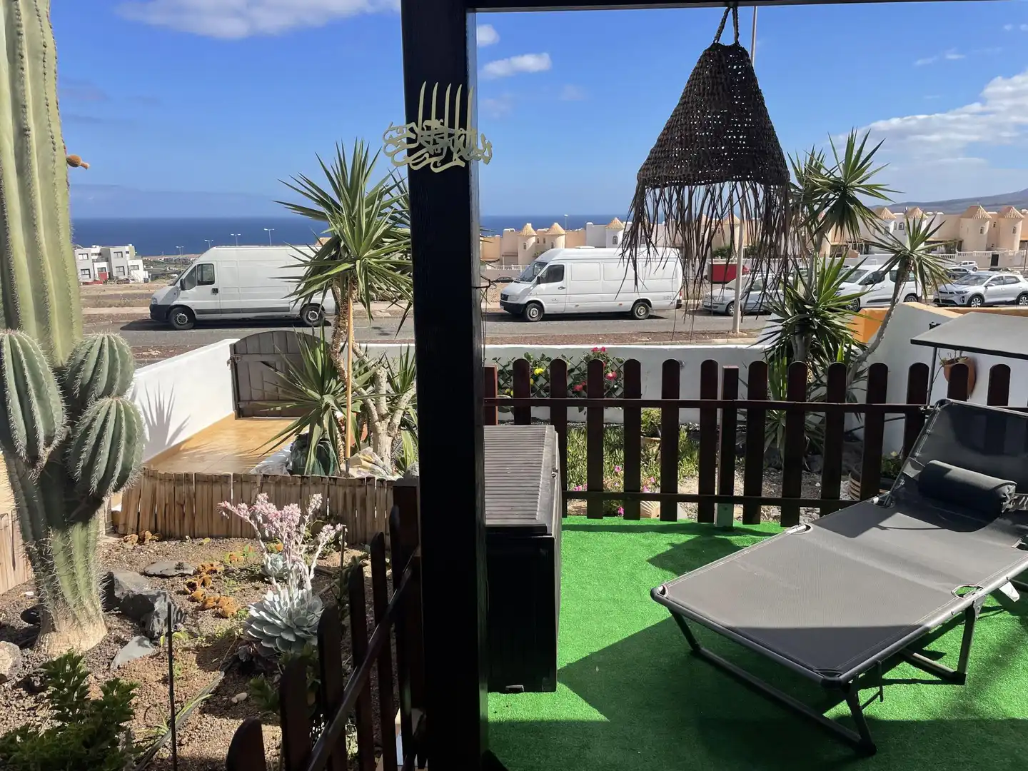 Außenansicht von Wohnung zum Verkauf in Antigua mit Privatgarten, Parkett und Terrasse