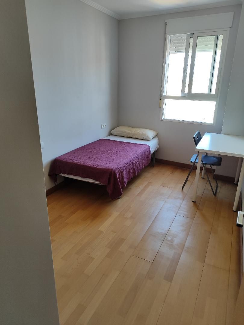 Dormitori de Casa adosada per a compartir en Burjassot amb Parquet, Terrassa i Moblat