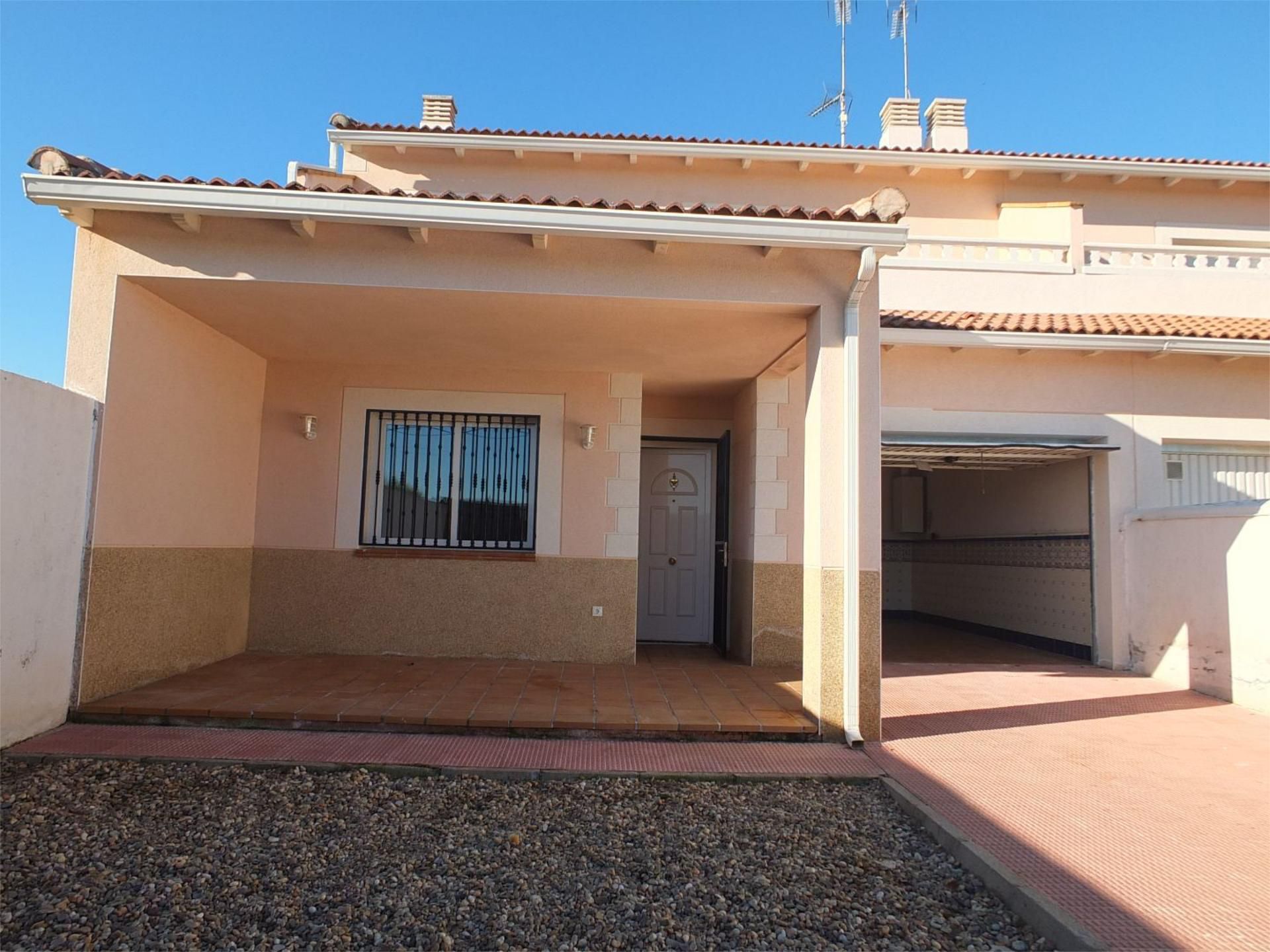Vista exterior de Casa o xalet en venda en Villa del Prado amb Terrassa i Balcó