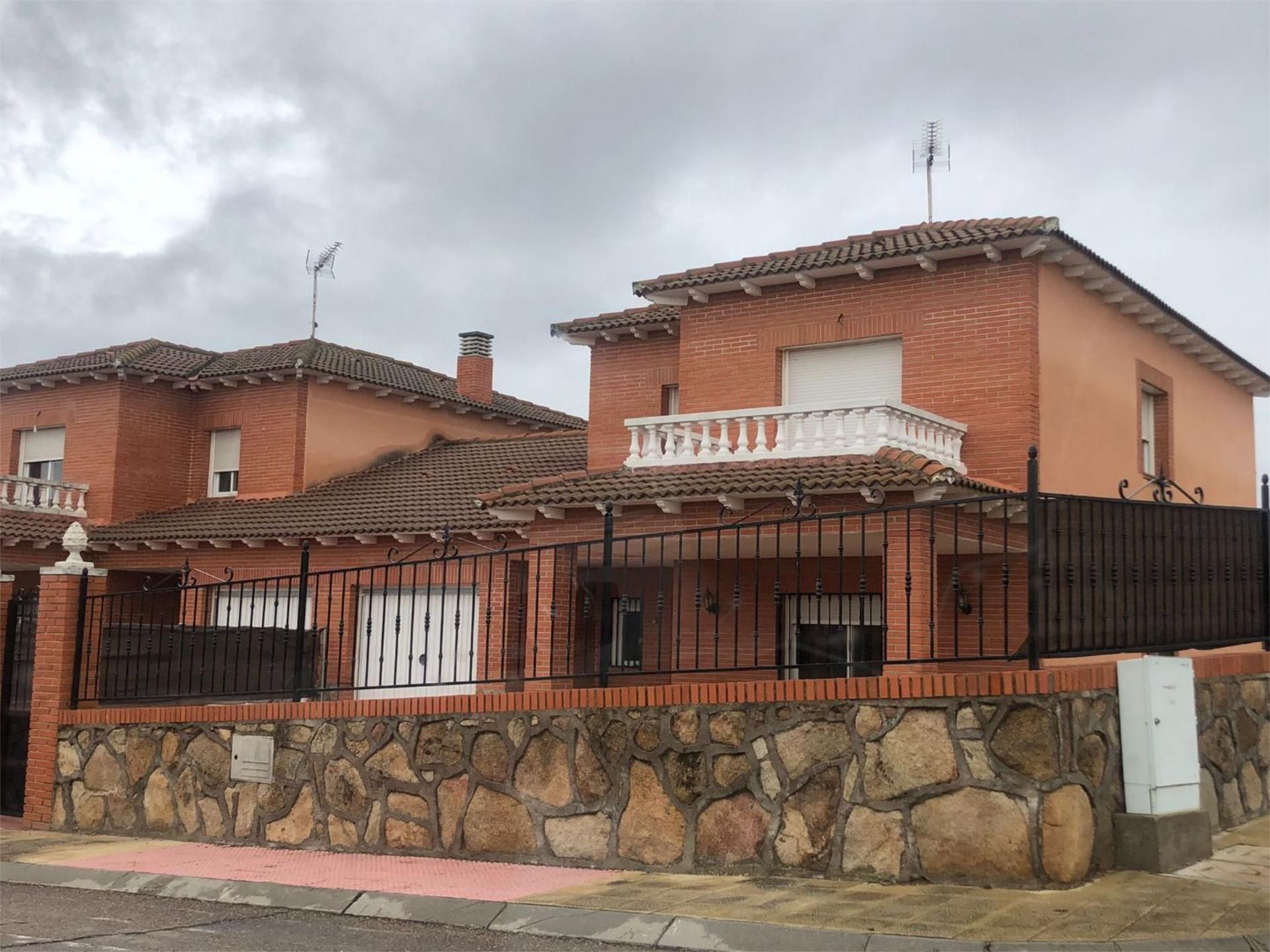 Pis en venda a Calle Severo Escudero Lezamit, 19, Villa del Prado Vista exterior de Pis en venda en Villa del Prado amb Calefacció, Jardí privat i Terrassa
