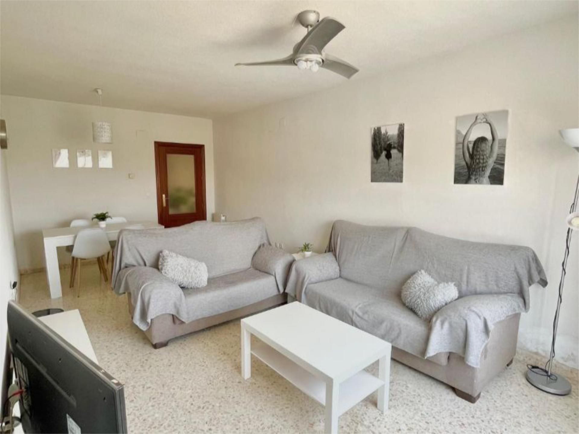 Sala d'estar de Pis per a compartir en  Granada Capital amb Jardí privat, Piscina i Moblat