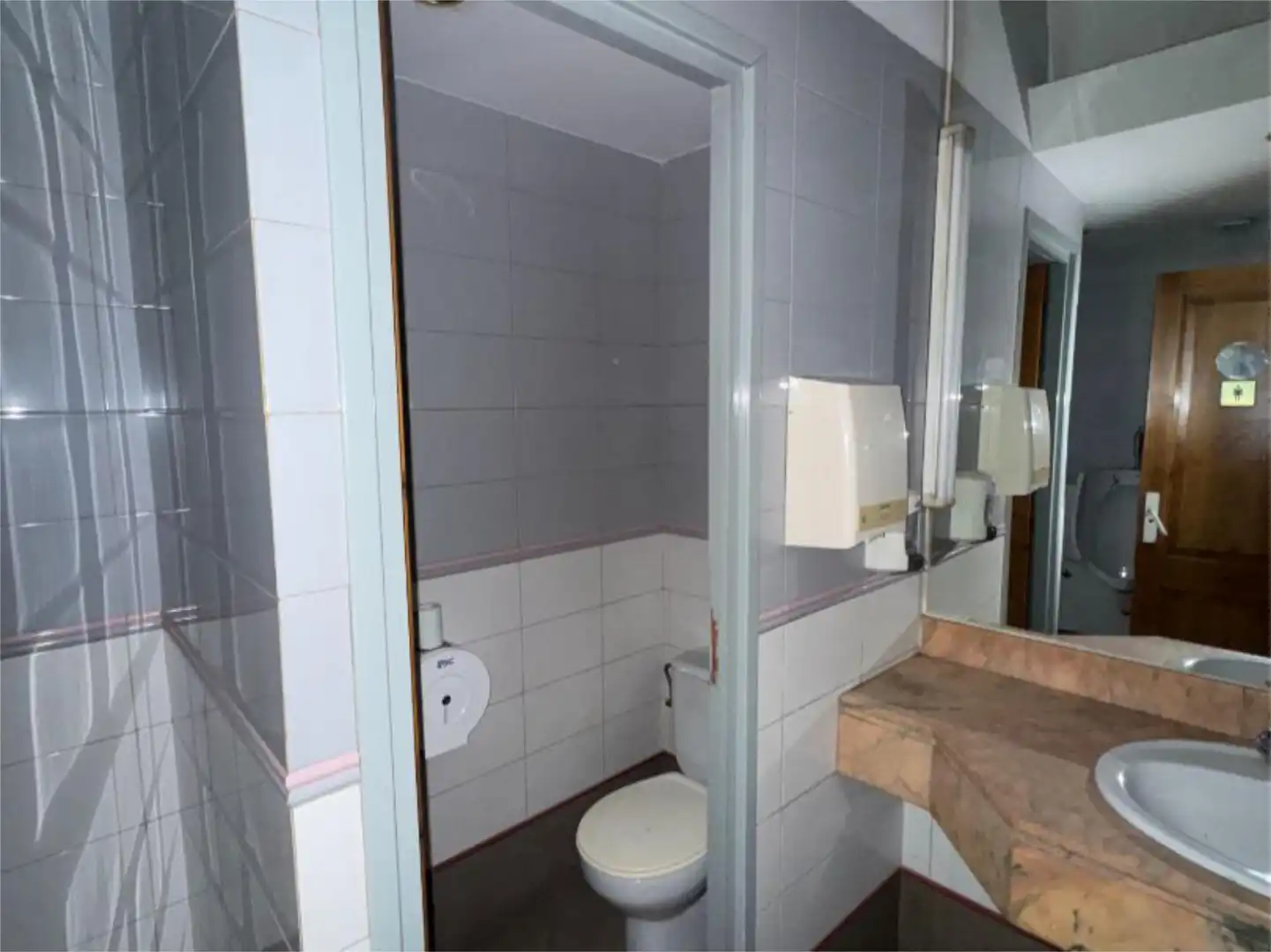 Commercial properties for sale in Avinguda de Guillem Graell, 2, La Seu d'Urgell Bathroom of Commercial properties for sale in La Seu d'Urgell
