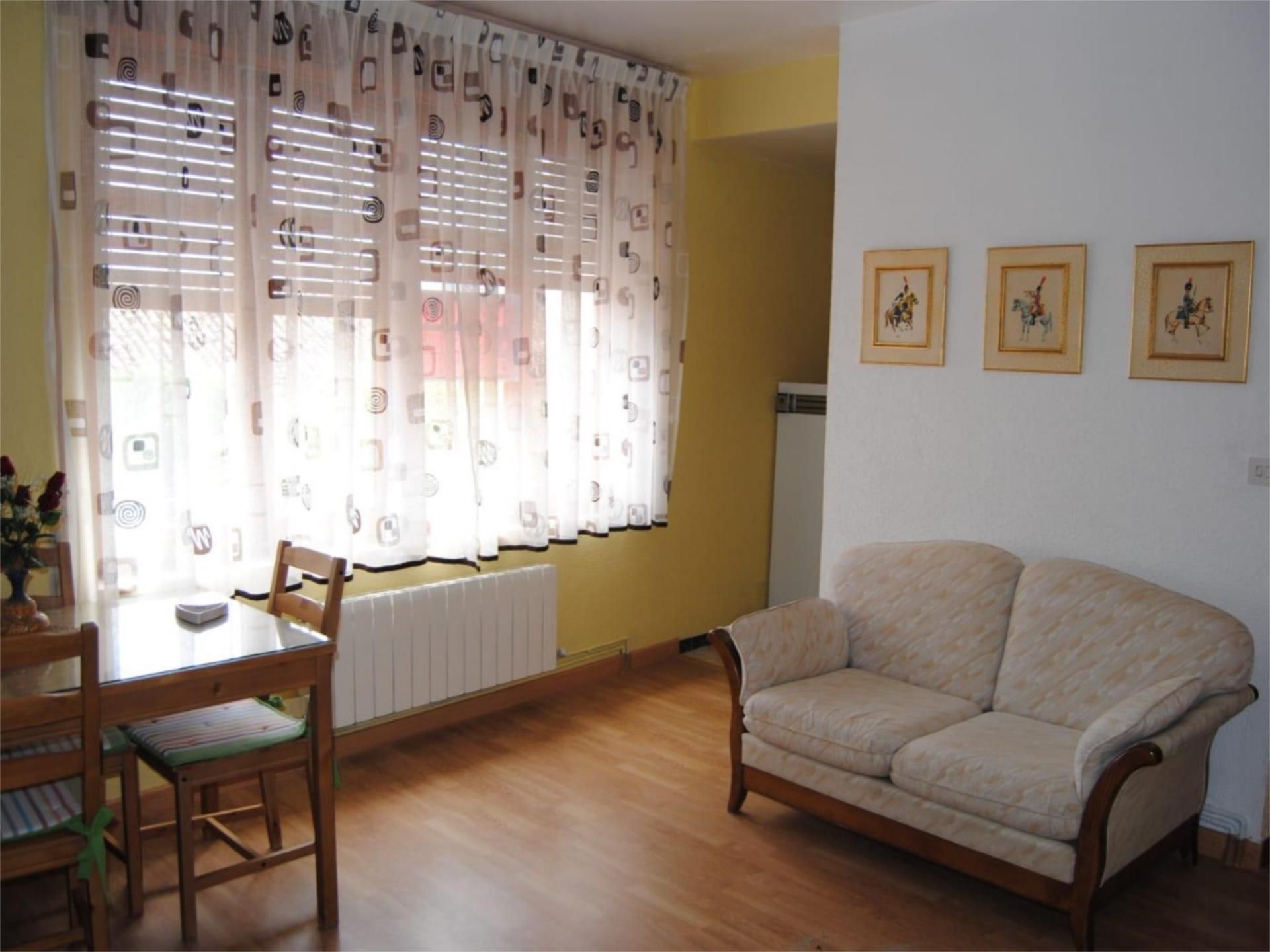 Bedroom of Flat to rent in Jaca  with Heating, Parquet flooring and Furnished