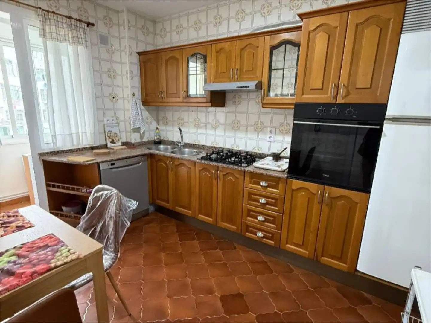 Cuina de Pis de lloguer en Ferrol amb Calefacció i Moblat