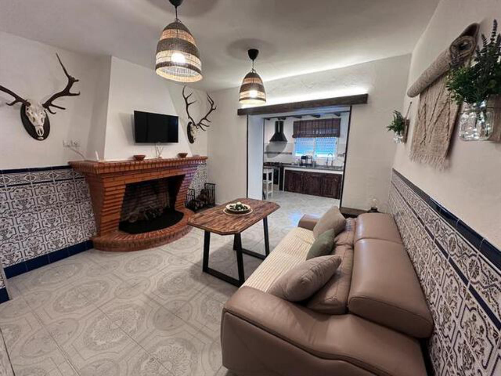 Sala d'estar de Casa o xalet de lloguer en Alájar amb Calefacció, Terrassa i Moblat