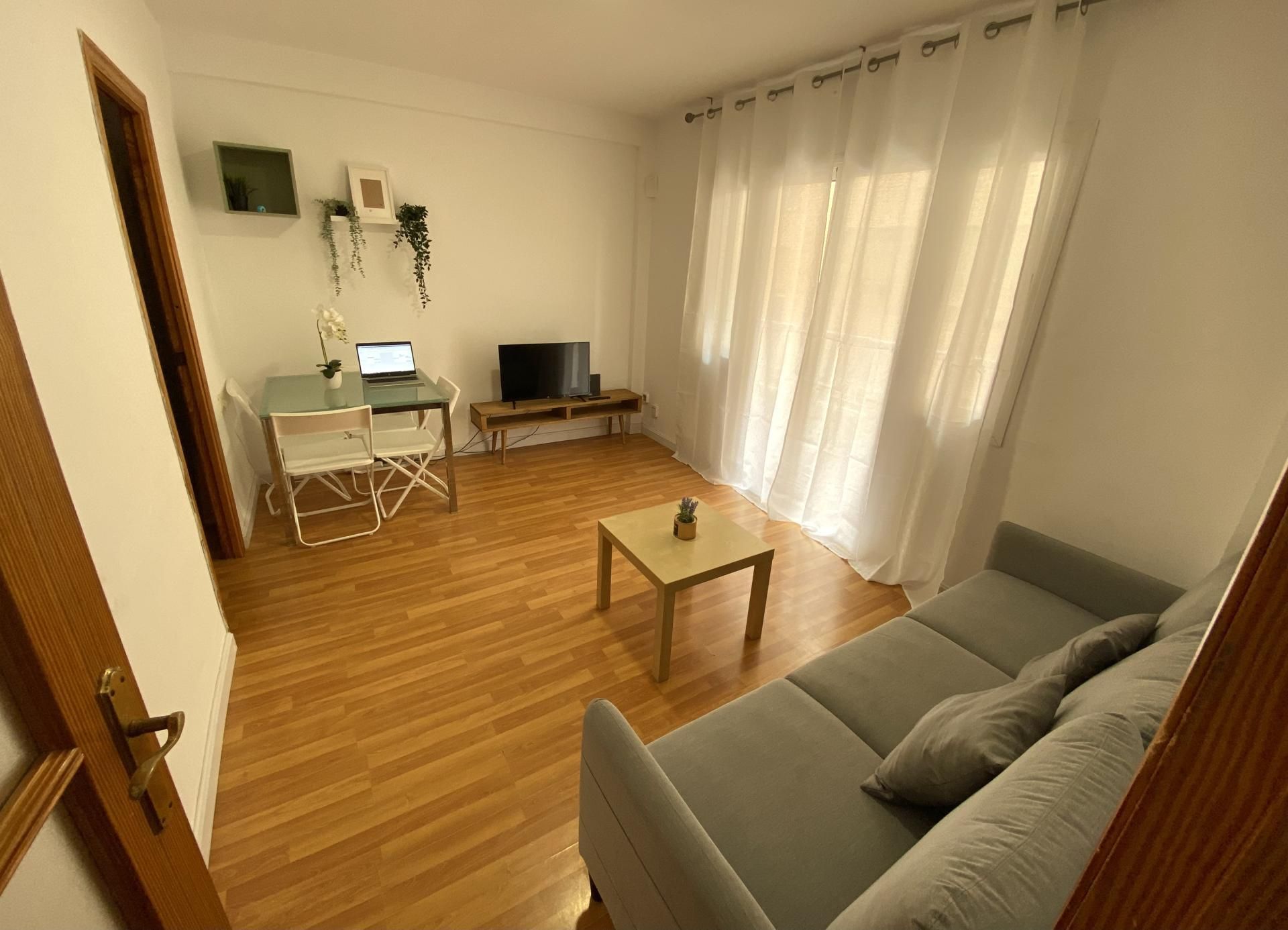 Sala d'estar de Pis de lloguer en Roquetas de Mar amb Aire condicionat, Terrassa i Moblat