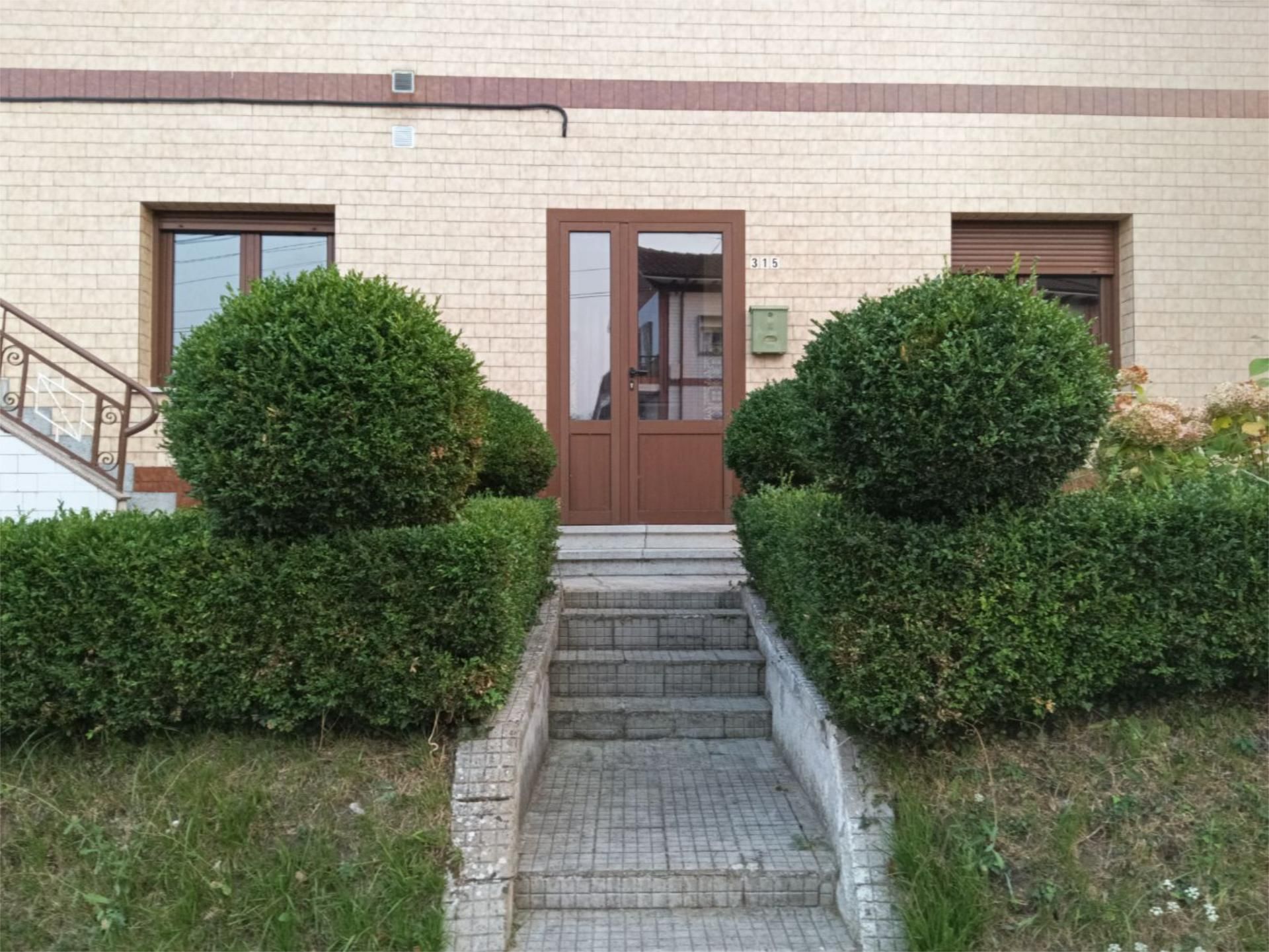 Außenansicht von Einfamilien-Reihenhaus miete in Siero mit Heizung, Privatgarten und Abstellraum