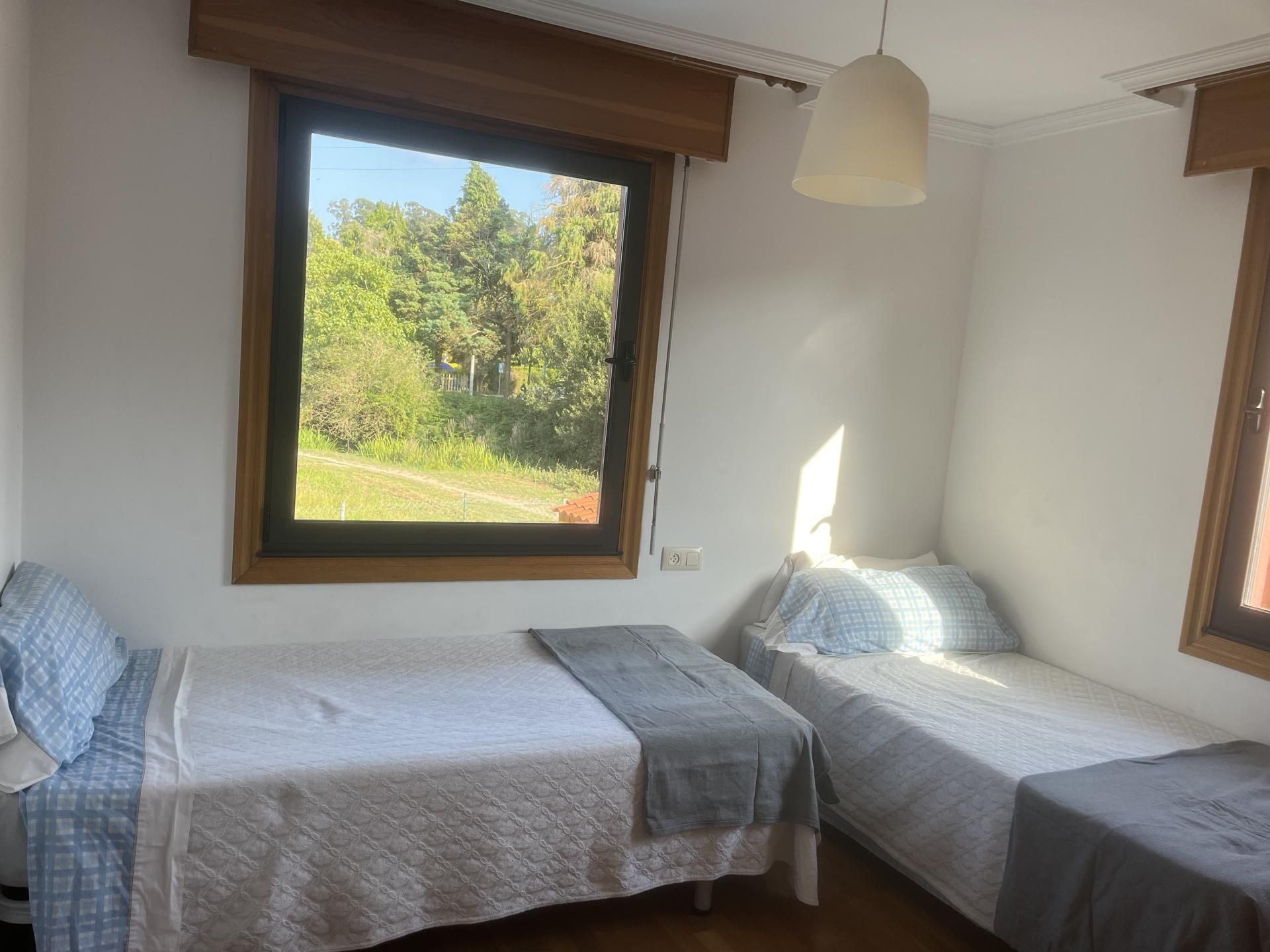 Dormitori de Casa adosada de lloguer en Nigrán amb Calefacció, Jardí privat i Parquet