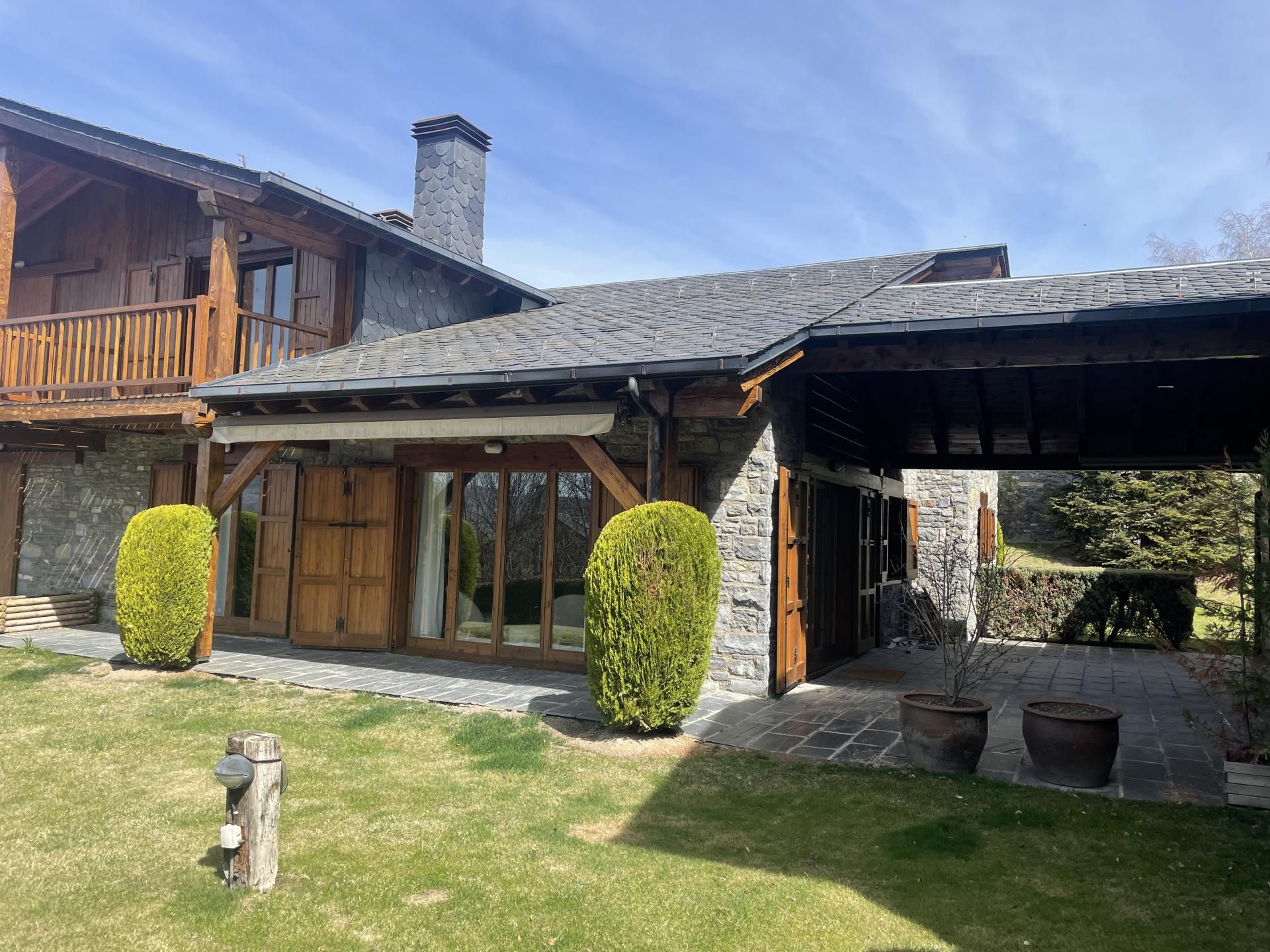 Vista exterior de Casa adosada de lloguer en Fontanals de Cerdanya amb Calefacció, Jardí privat i Parquet