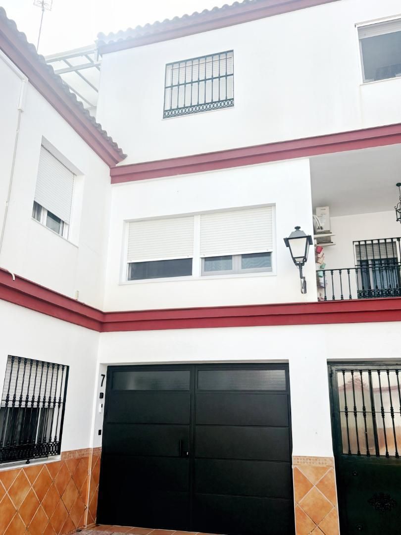 Vista exterior de Casa adosada en venda en Alcalá de Guadaira amb Terrassa