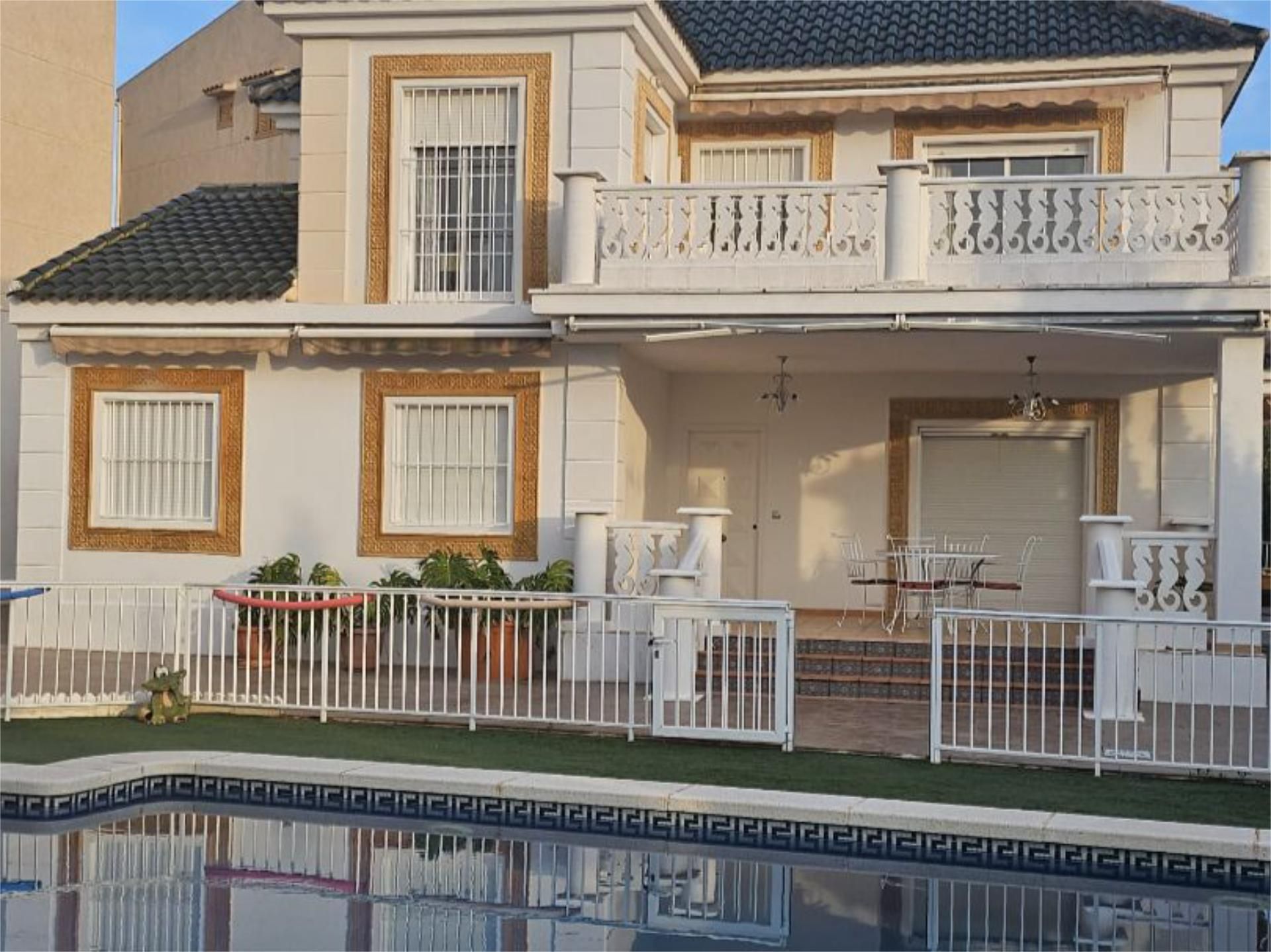 Vista exterior de Pis en venda en Elche / Elx amb Aire condicionat, Terrassa i Piscina