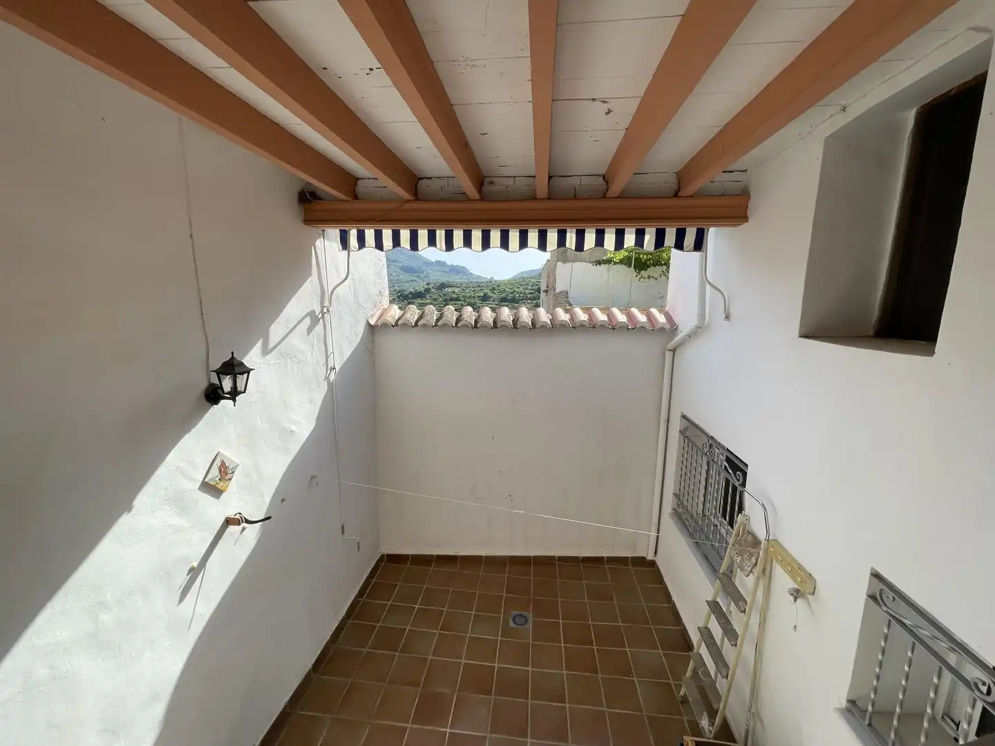 Terrasse von Einfamilien-Reihenhaus zum Verkauf in La Vall de Gallinera mit Terrasse, Abstellraum und Möbliert
