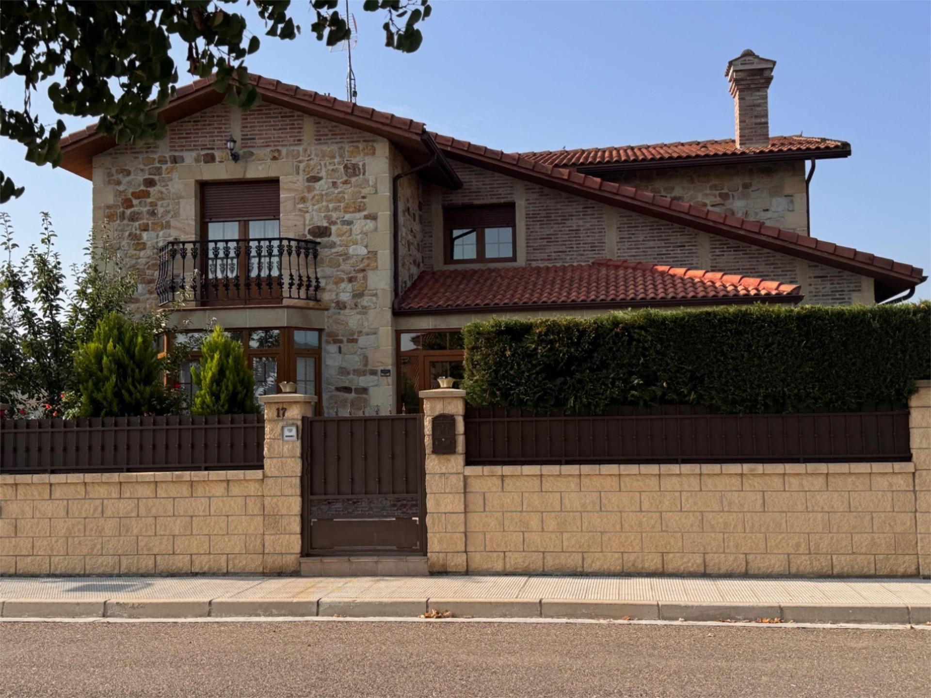 Vista exterior de Casa o xalet en venda en Villarcayo de Merindad de Castilla la Vieja amb Terrassa, Piscina i Balcó