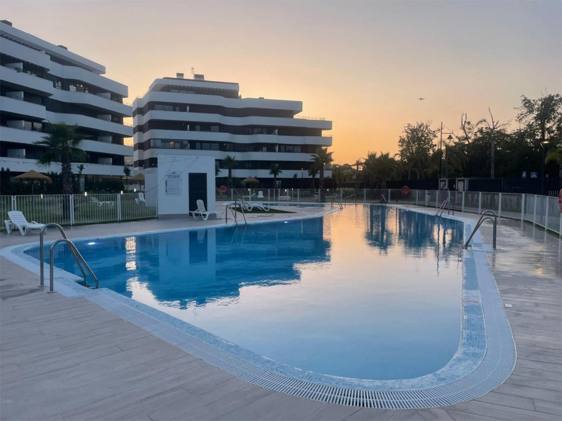 Piscina de Apartament de lloguer en Torremolinos amb Aire condicionat, Calefacció i Parquet