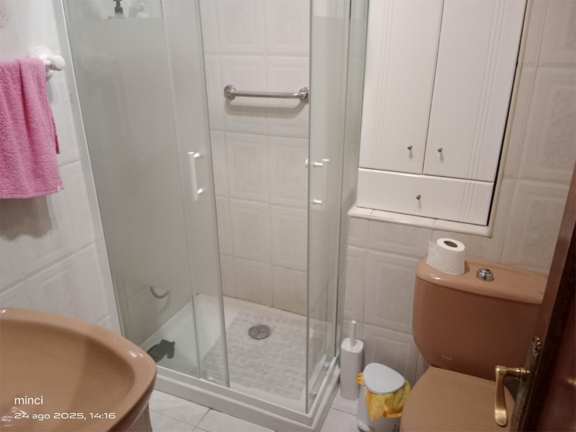 Bathroom of Flat to share in Avilés  with Heating, Furnished and Oven