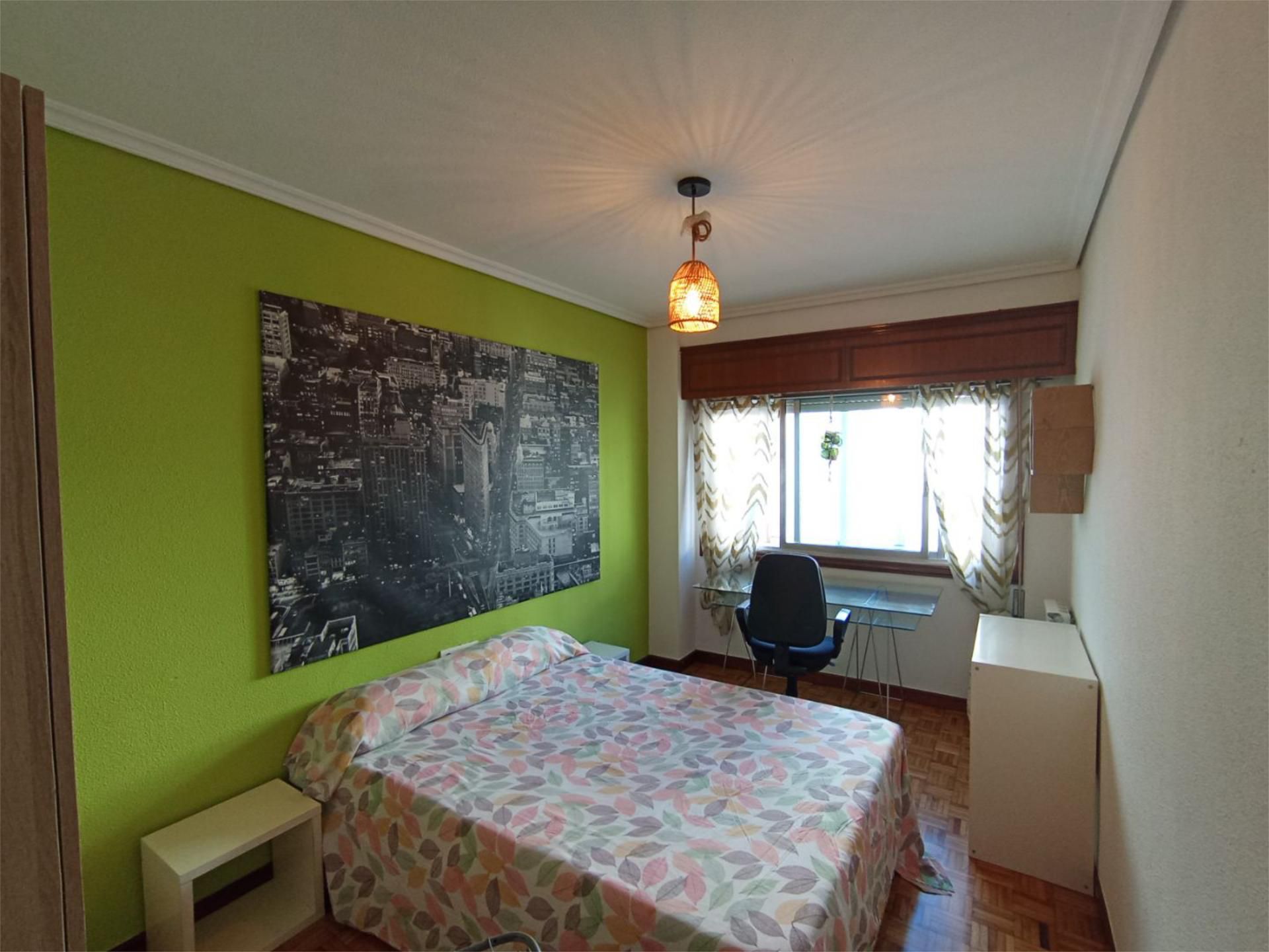 Bedroom of Flat to share in Vigo   with Heating, Parquet flooring and Furnished