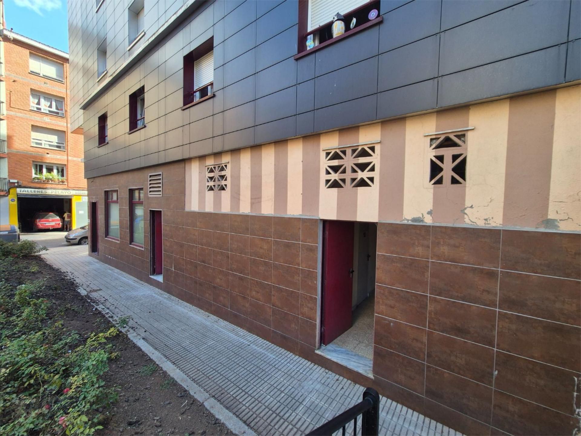 Vista exterior de Traster en venda en Gijón 