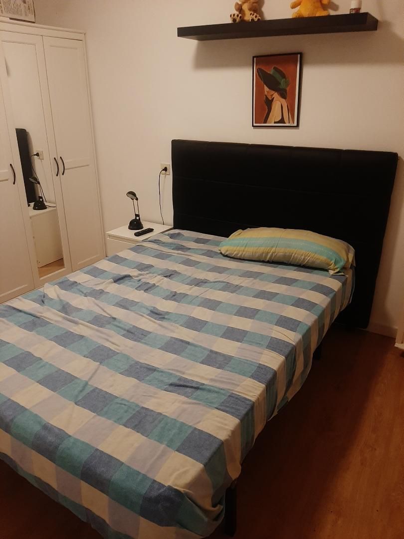 Dormitori de Apartament per a compartir en  Barcelona Capital amb Parquet, Moblat i Forn