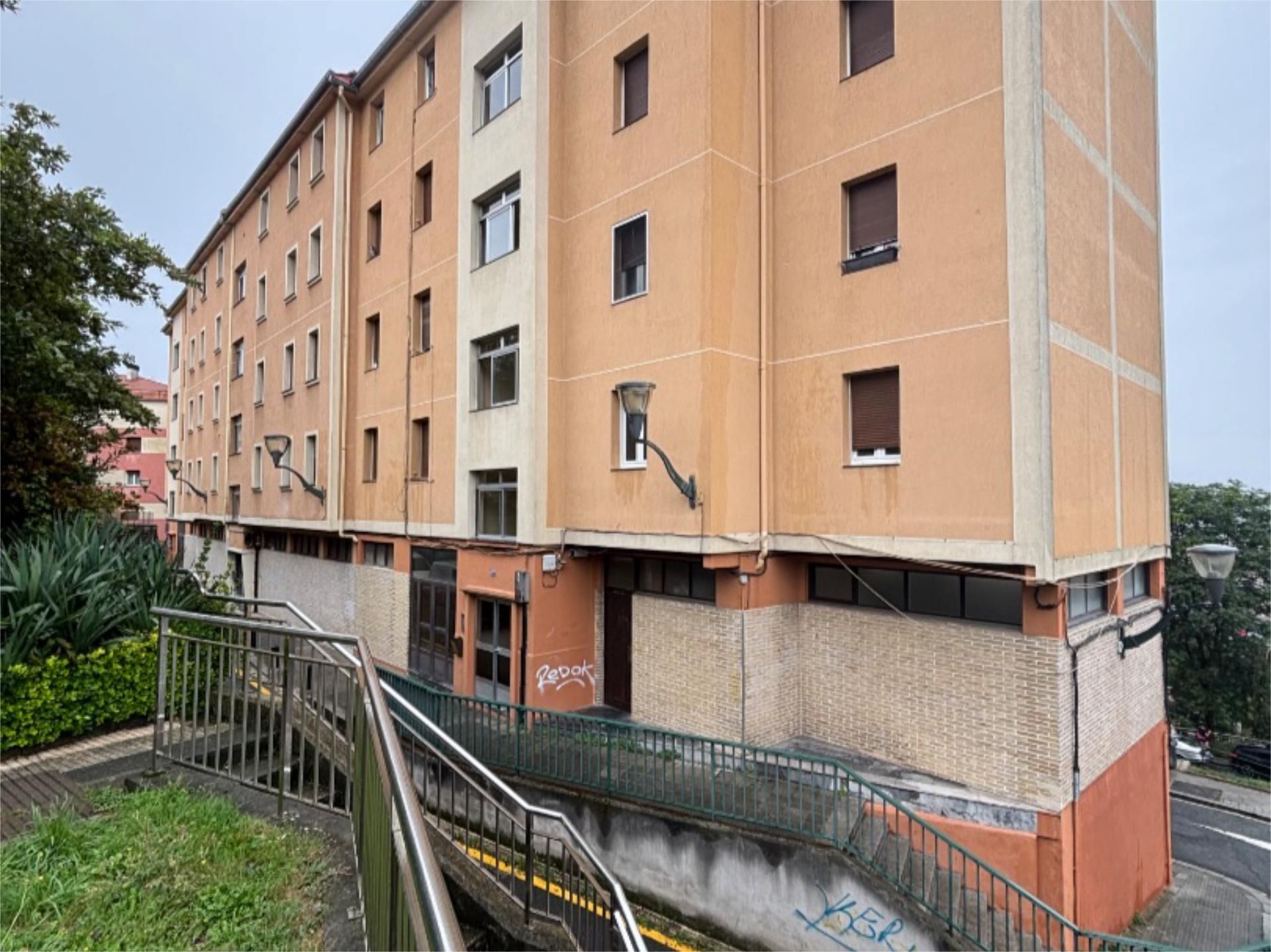 Vista exterior de Pis en venda en Bilbao  amb Calefacció i Moblat