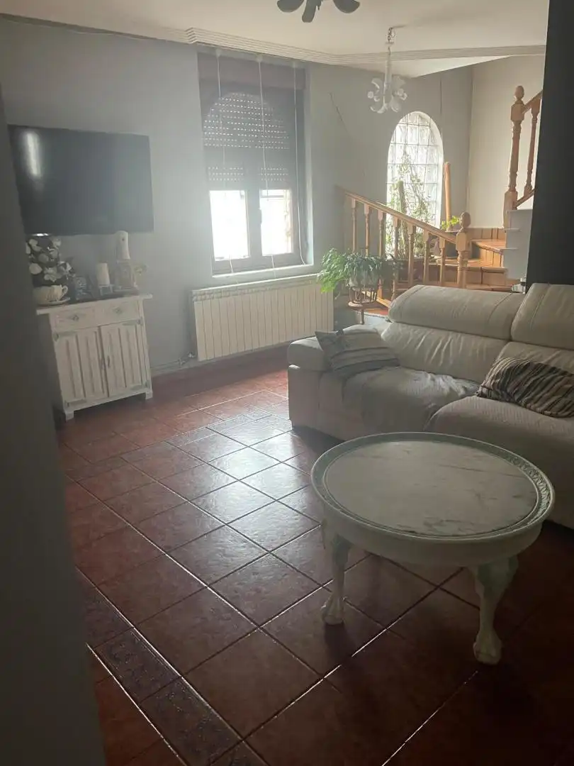 Casa adosada en venda a Calle Real, 58, Villaquilambre Sala d'estar de Casa adosada en venda en Villaquilambre