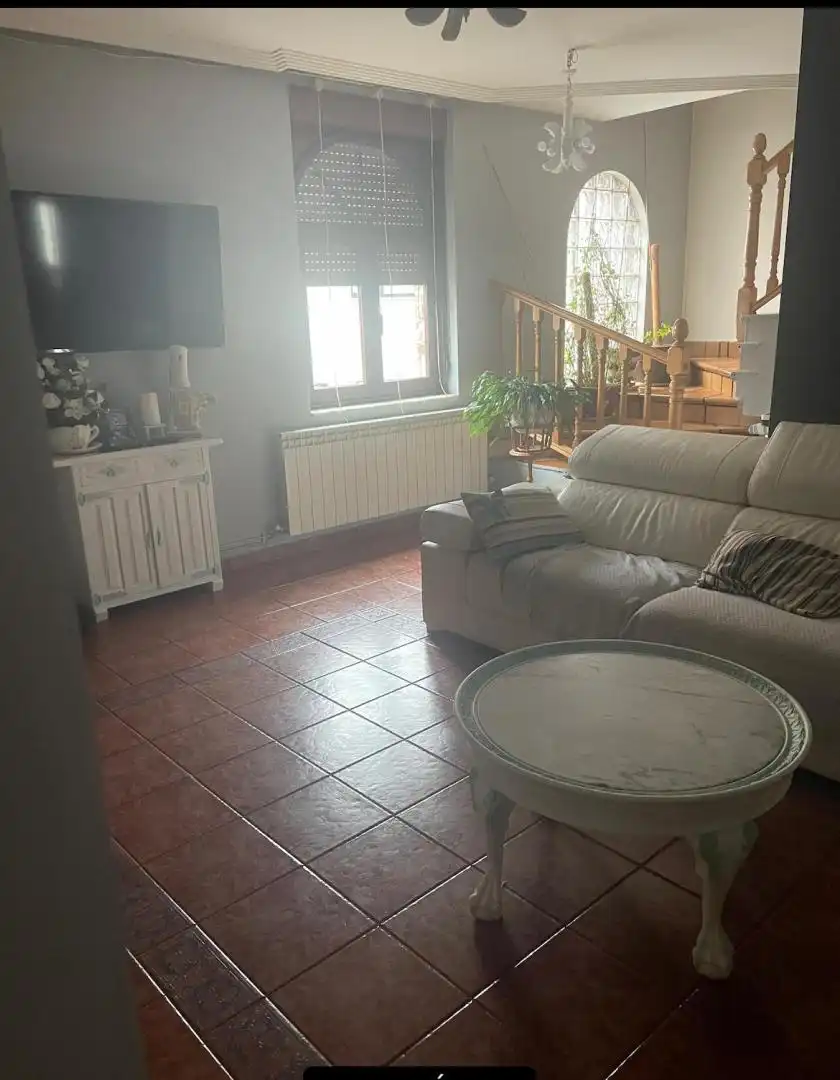 Casa adosada en venda a Calle Real, 58, Villaquilambre Sala d'estar de Casa adosada en venda en Villaquilambre