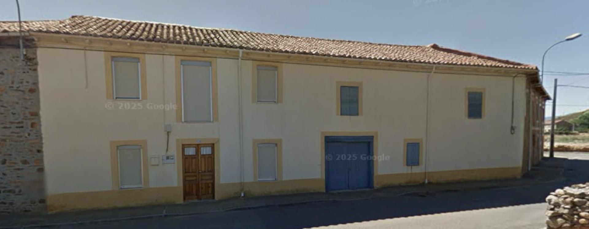 Außenansicht von Wohnung zum verkauf in Destriana mit Heizung, Privatgarten und Parkett
