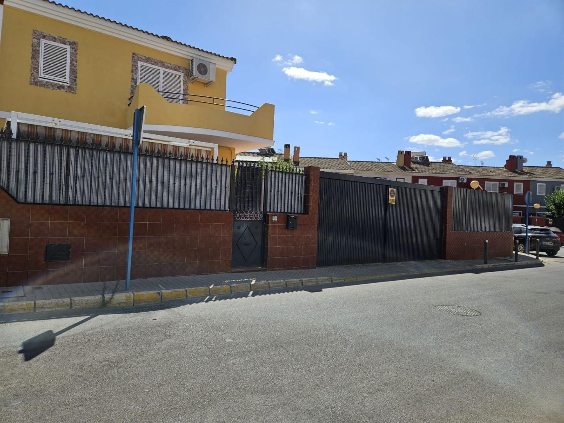 Exterior view of Flat to share in Mairena del Aljarafe  with Air Conditioner, Heating and Private garden