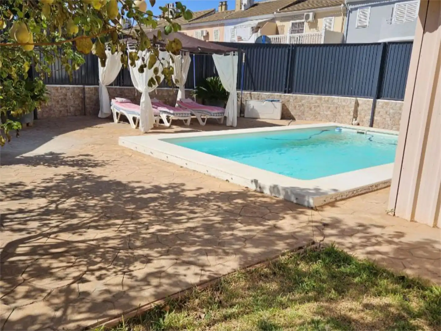 Habitación en Calle Ignacio Zuloaga, 3, Casco Antiguo Piscina de Piso para compartir en Mairena del Aljarafe con Aire acondicionado, Calefacción y Jardín privado