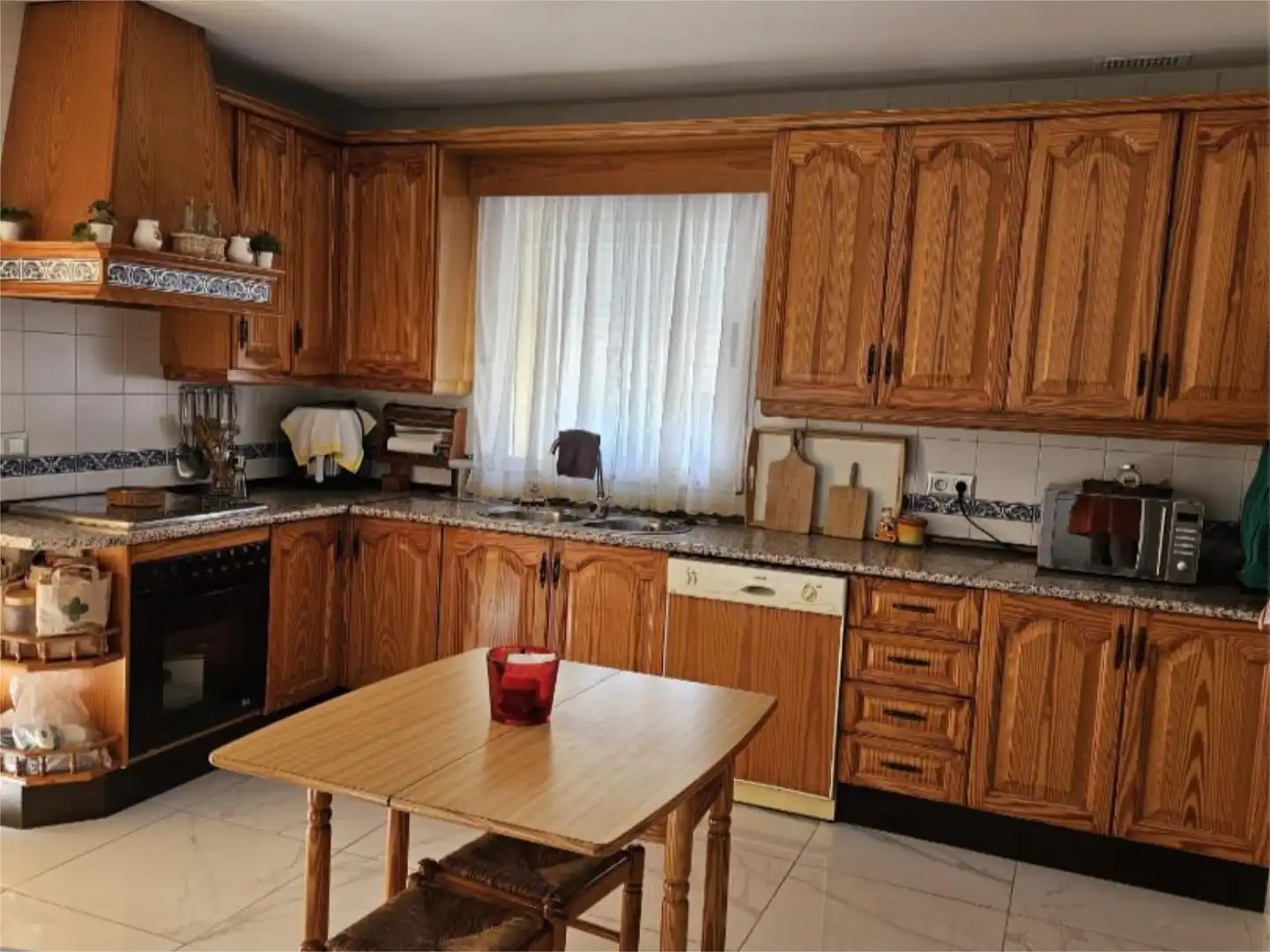 Habitación en Calle Ignacio Zuloaga, 3, Casco Antiguo Cocina de Piso para compartir en Mairena del Aljarafe con Aire acondicionado, Calefacción y Jardín privado