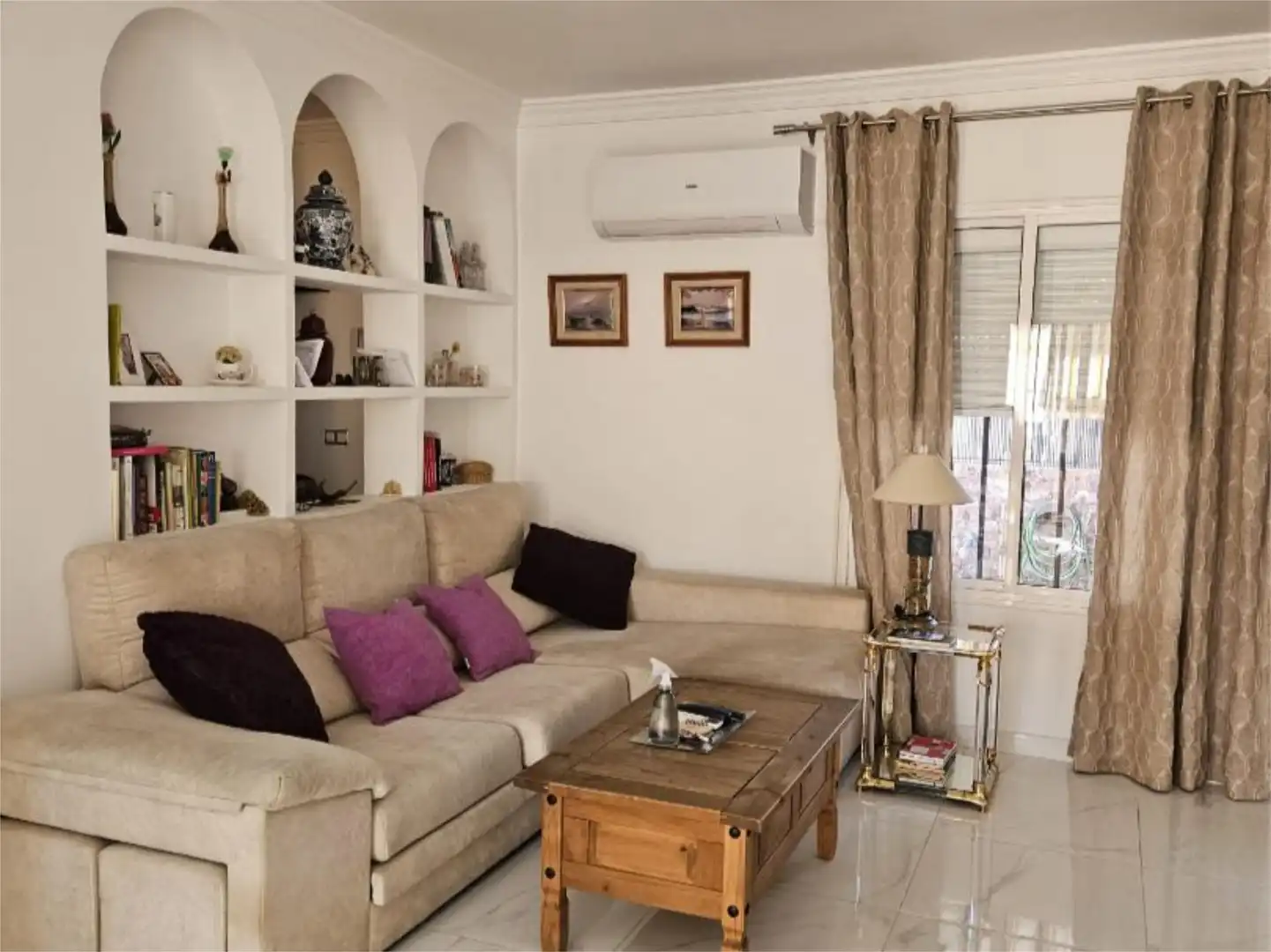 Habitación en Calle Ignacio Zuloaga, 3, Casco Antiguo Sala de estar de Piso para compartir en Mairena del Aljarafe con Aire acondicionado, Calefacción y Jardín privado