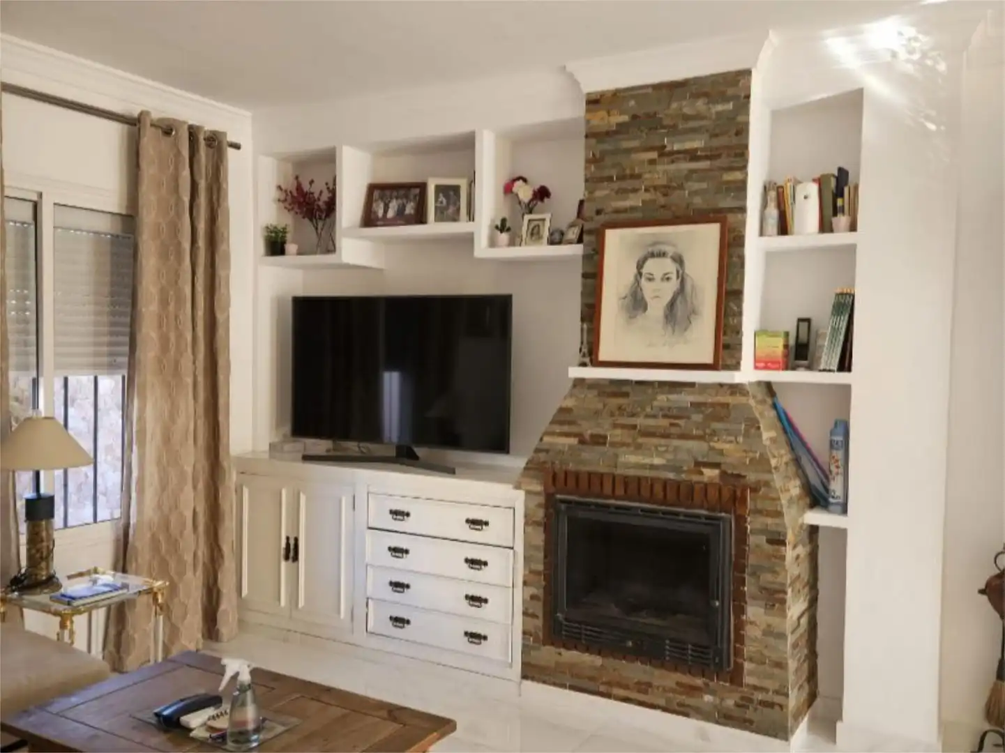 Habitación en Calle Ignacio Zuloaga, 3, Casco Antiguo Sala de estar de Piso para compartir en Mairena del Aljarafe con Aire acondicionado, Calefacción y Jardín privado