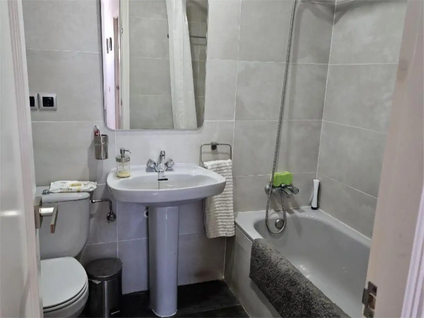 Habitación en Calle Ignacio Zuloaga, 3, Casco Antiguo Baño de Piso para compartir en Mairena del Aljarafe con Aire acondicionado, Calefacción y Jardín privado