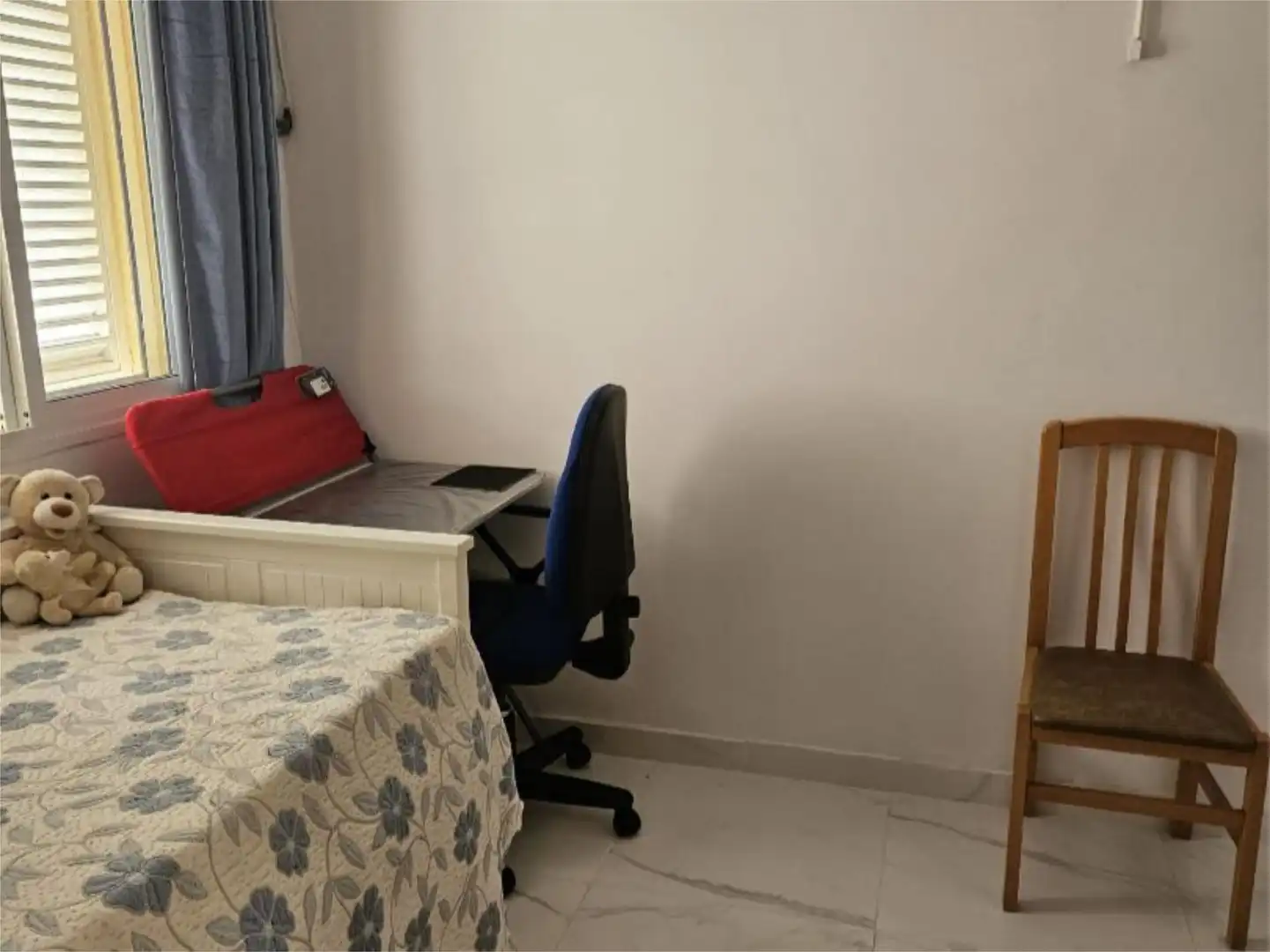 Habitación en Calle Ignacio Zuloaga, 3, Casco Antiguo Habitación de Piso para compartir en Mairena del Aljarafe con Aire acondicionado, Calefacción y Jardín privado