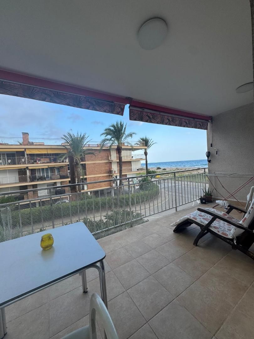 Vista exterior de Pis de lloguer en Sitges amb Aire condicionat, Piscina i Forn