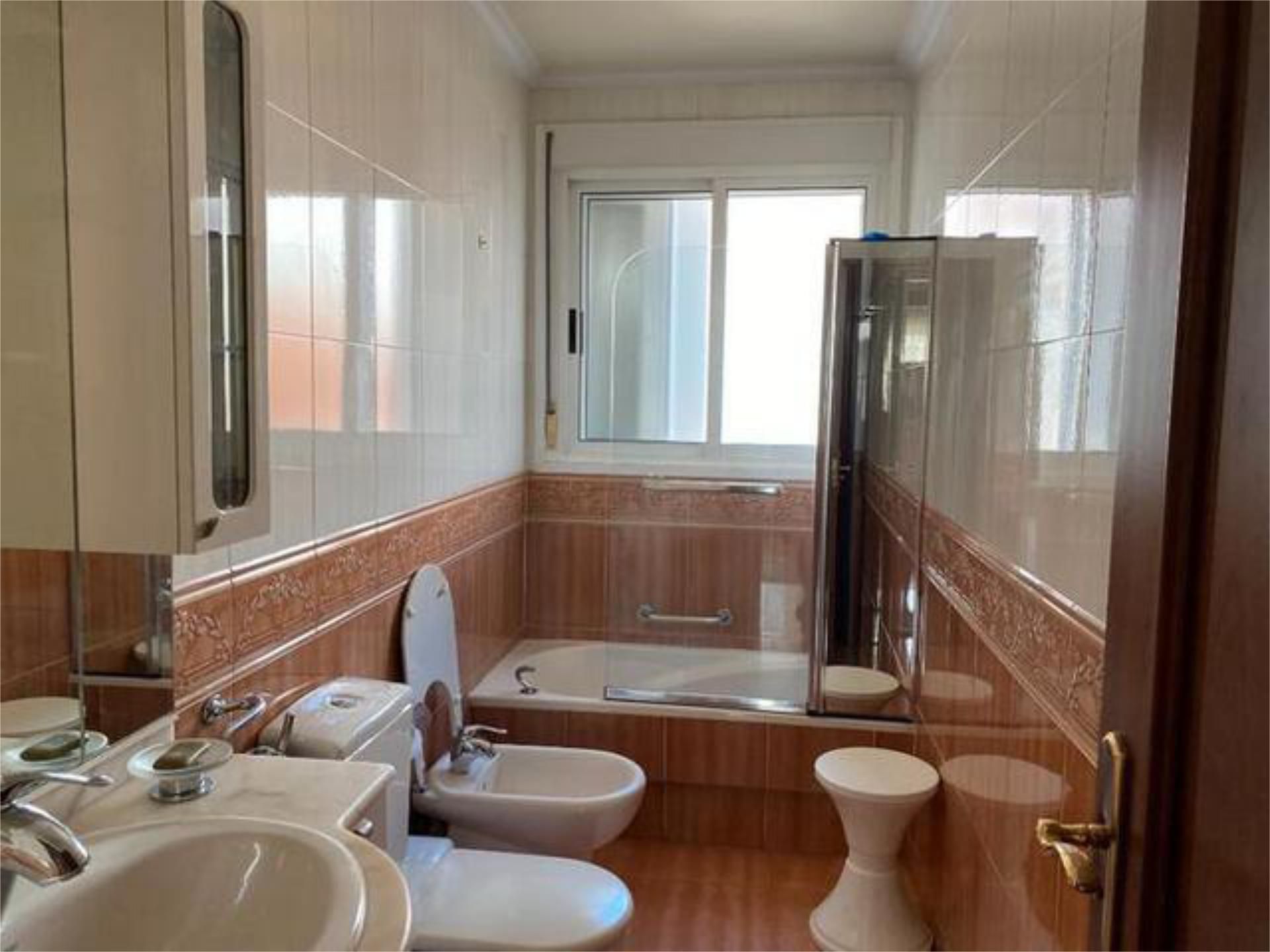 Baño de Piso de alquiler en Vigo  con Amueblado